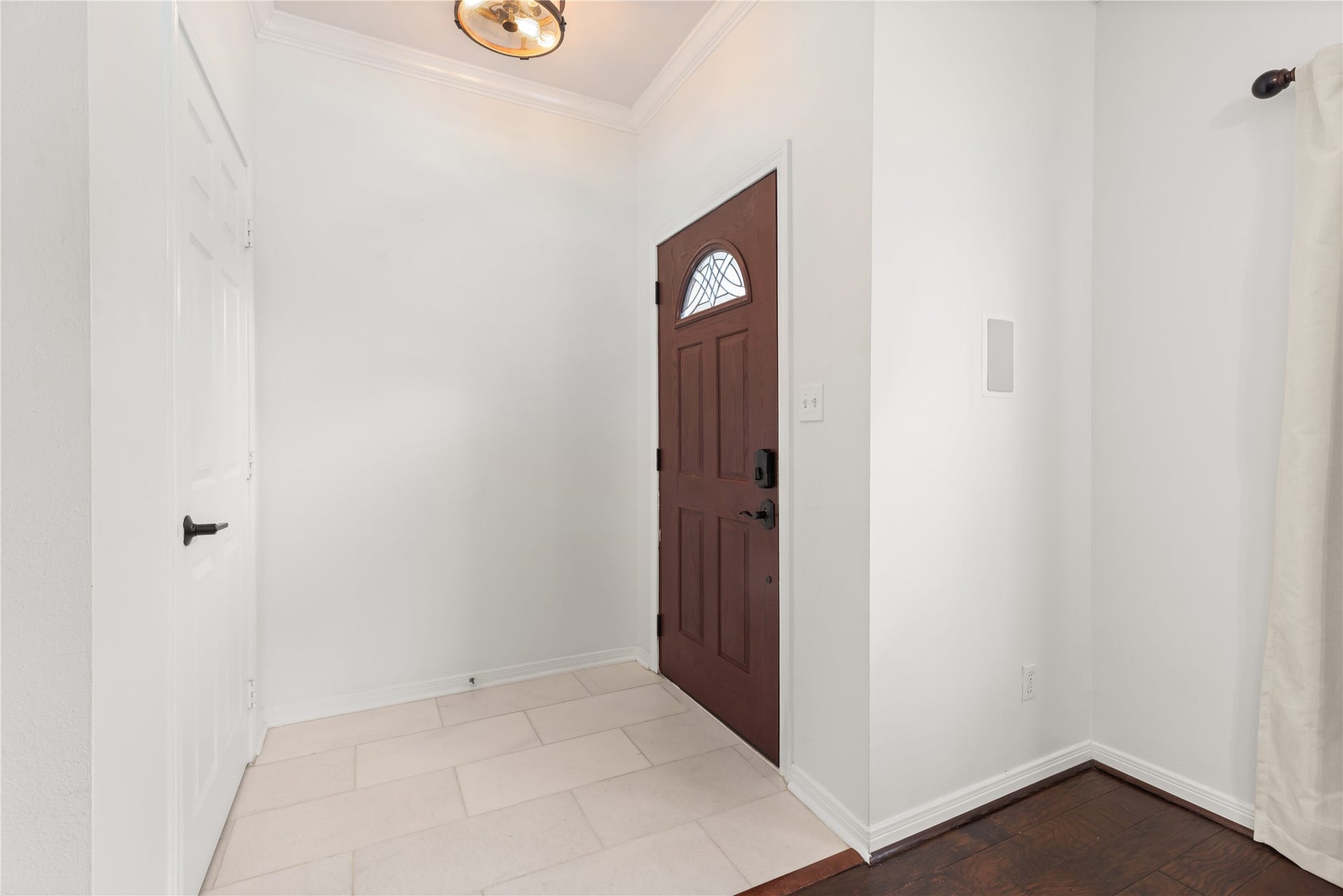 2049 Glencove Drive, Seabrook, TX 77586 Foyer w/Coat Closet
