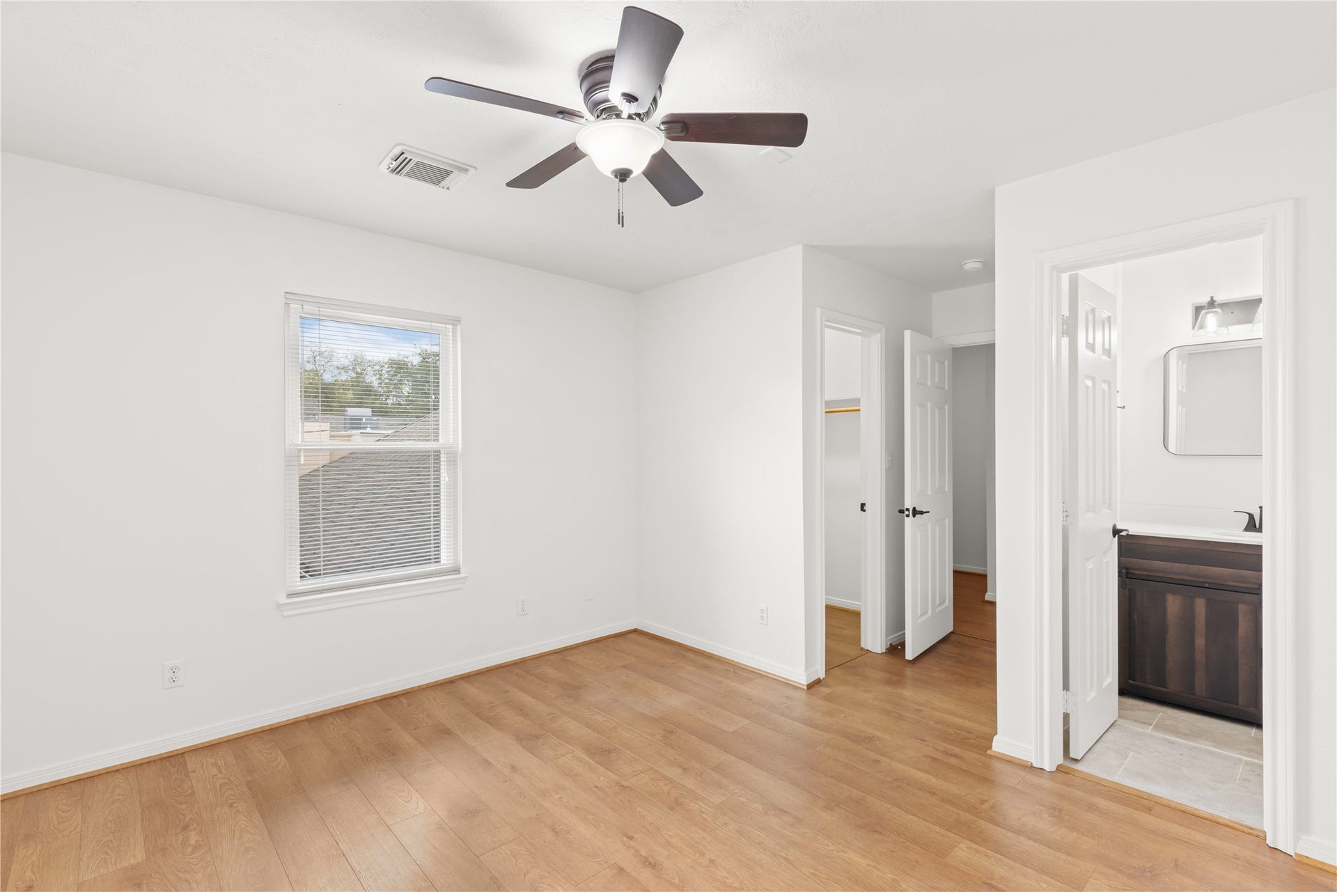 2049 Glencove Drive, Seabrook, TX 77586 Secondary Bedroom Has Private Ensuite Bathroom & Walk-In Closet