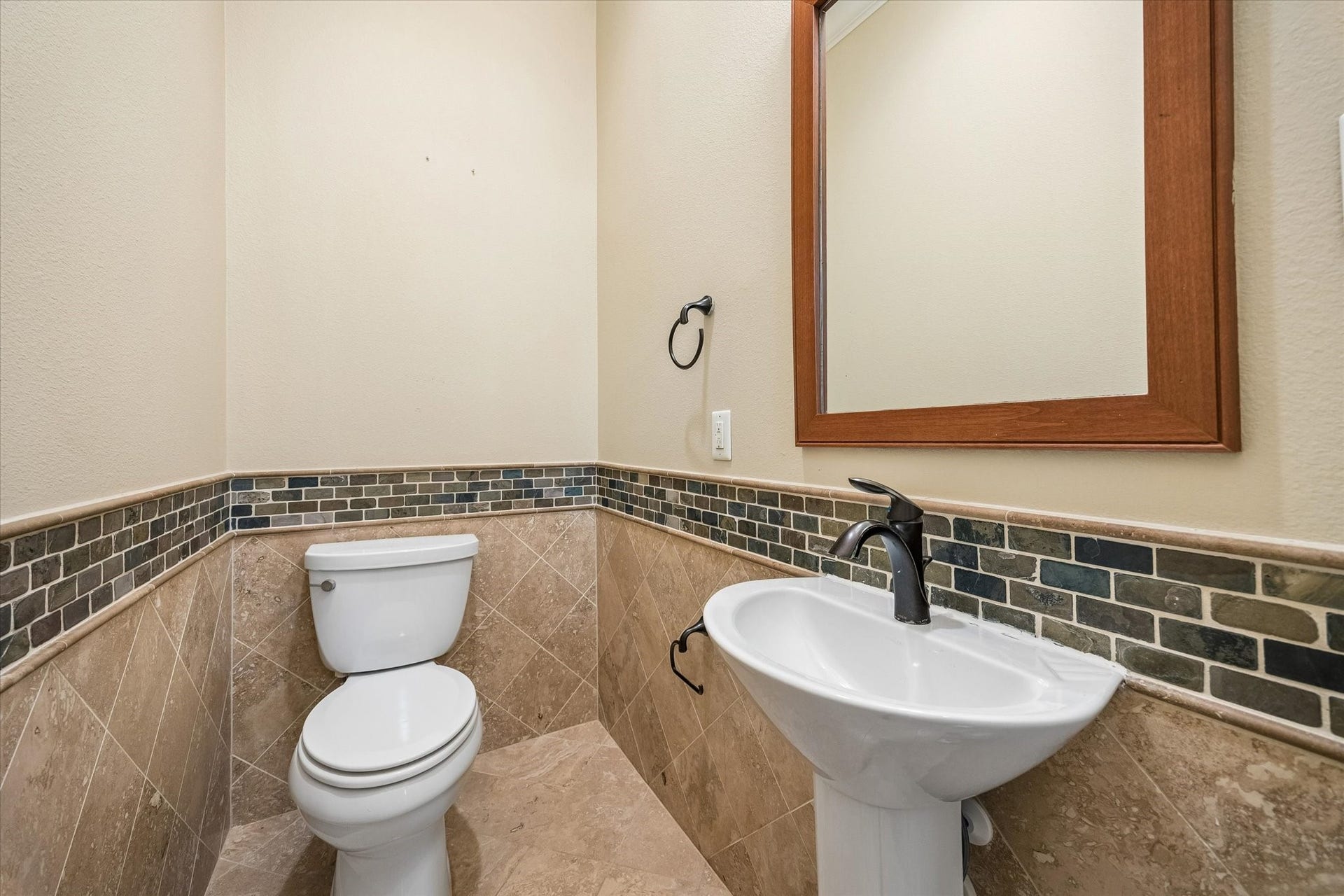 1112 Peveto Street, #C, Houston, TX 77019 A half bath is conveniently located near the living area for guests.