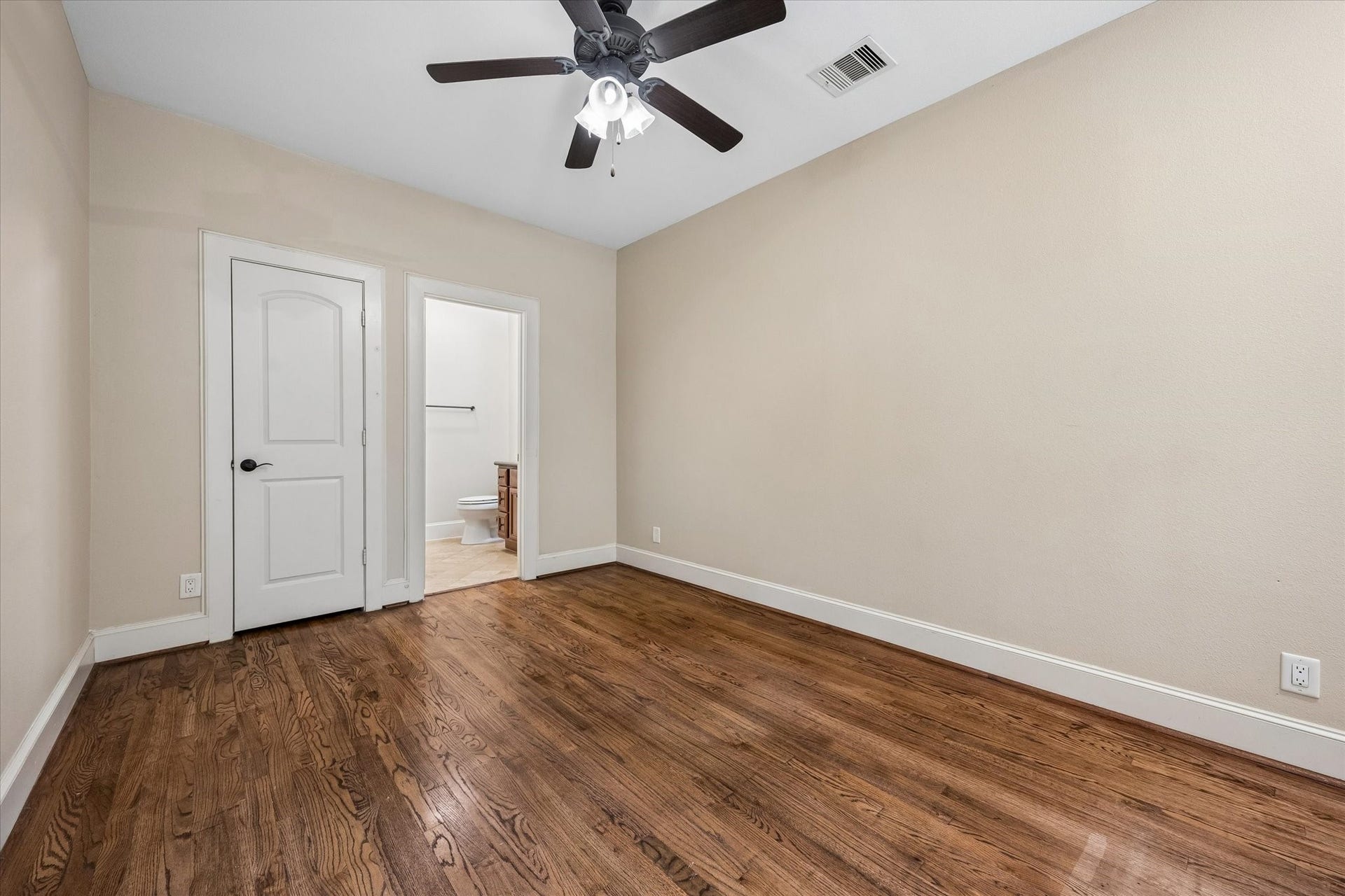 1112 Peveto Street, #C, Houston, TX 77019 The first-floor bedroom features an en suite bathroom and spacious closet. It's perfect for a home office!