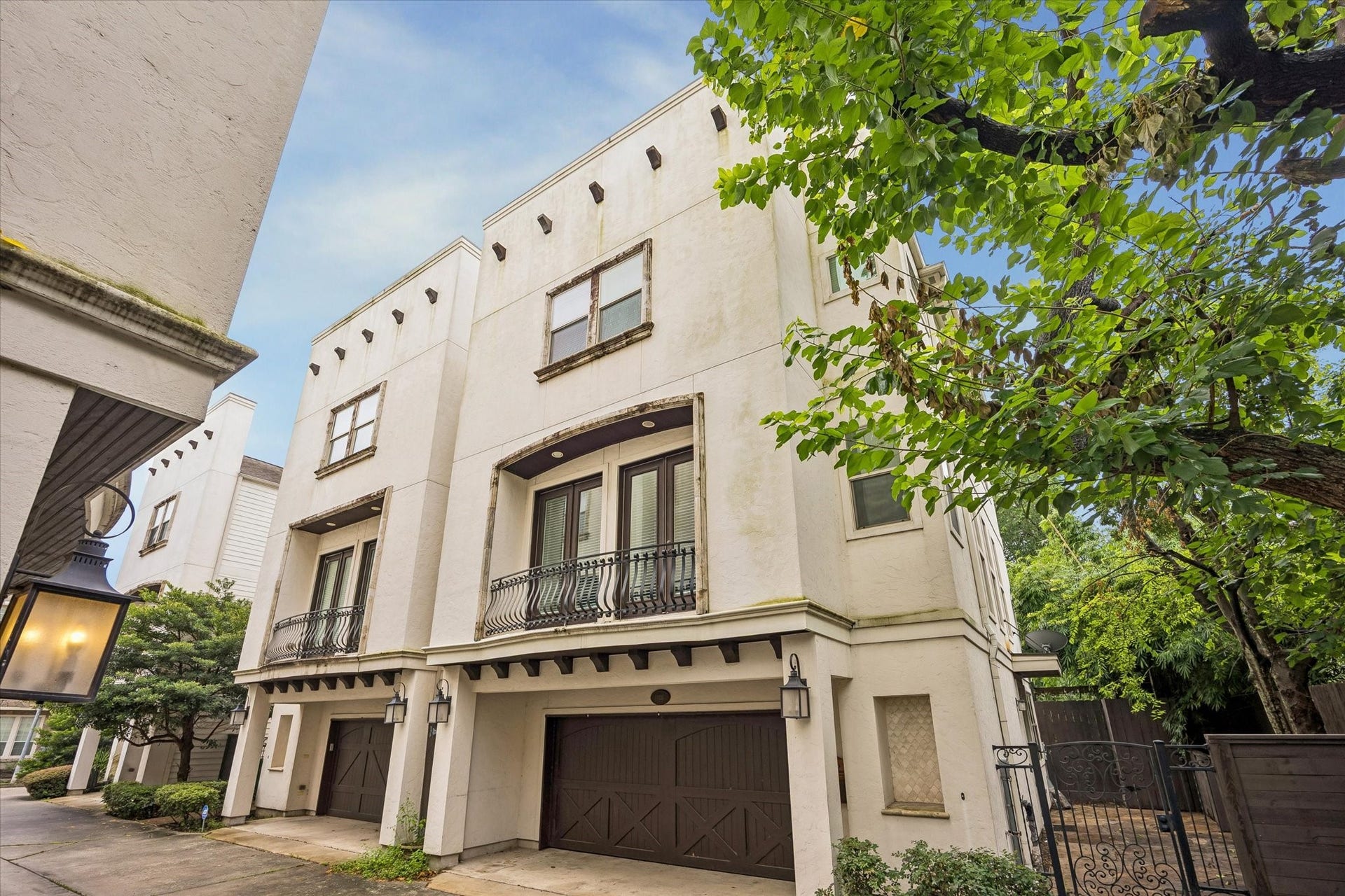 1112 Peveto Street, #C, Houston, TX 77019 Welcome to 1112 Peveto C- a private corner unit in a prime Montrose location!