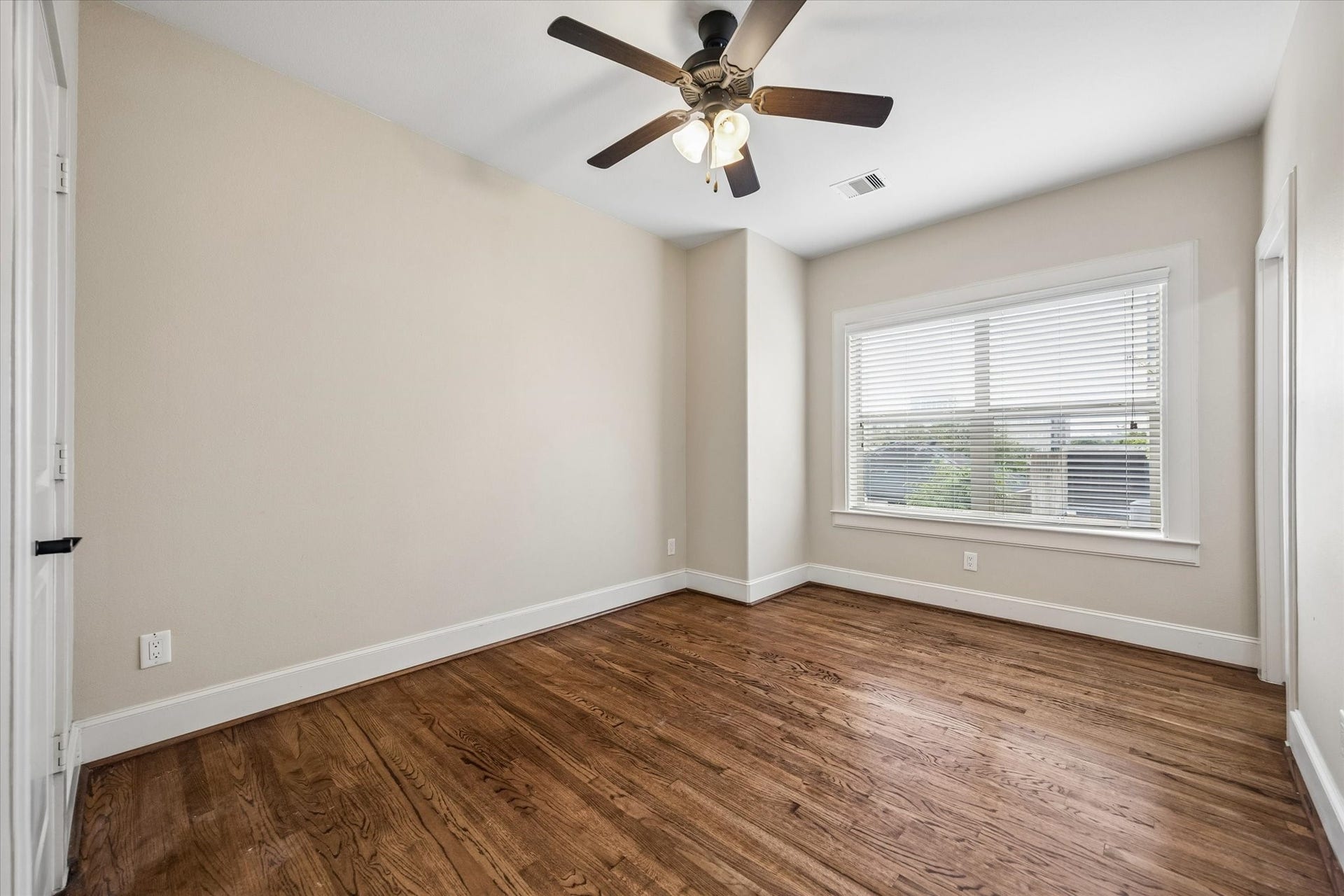 1112 Peveto Street, #C, Houston, TX 77019 This bright secondary bedroom is located on the third floor and features an en-suite bath and walk-in closet.