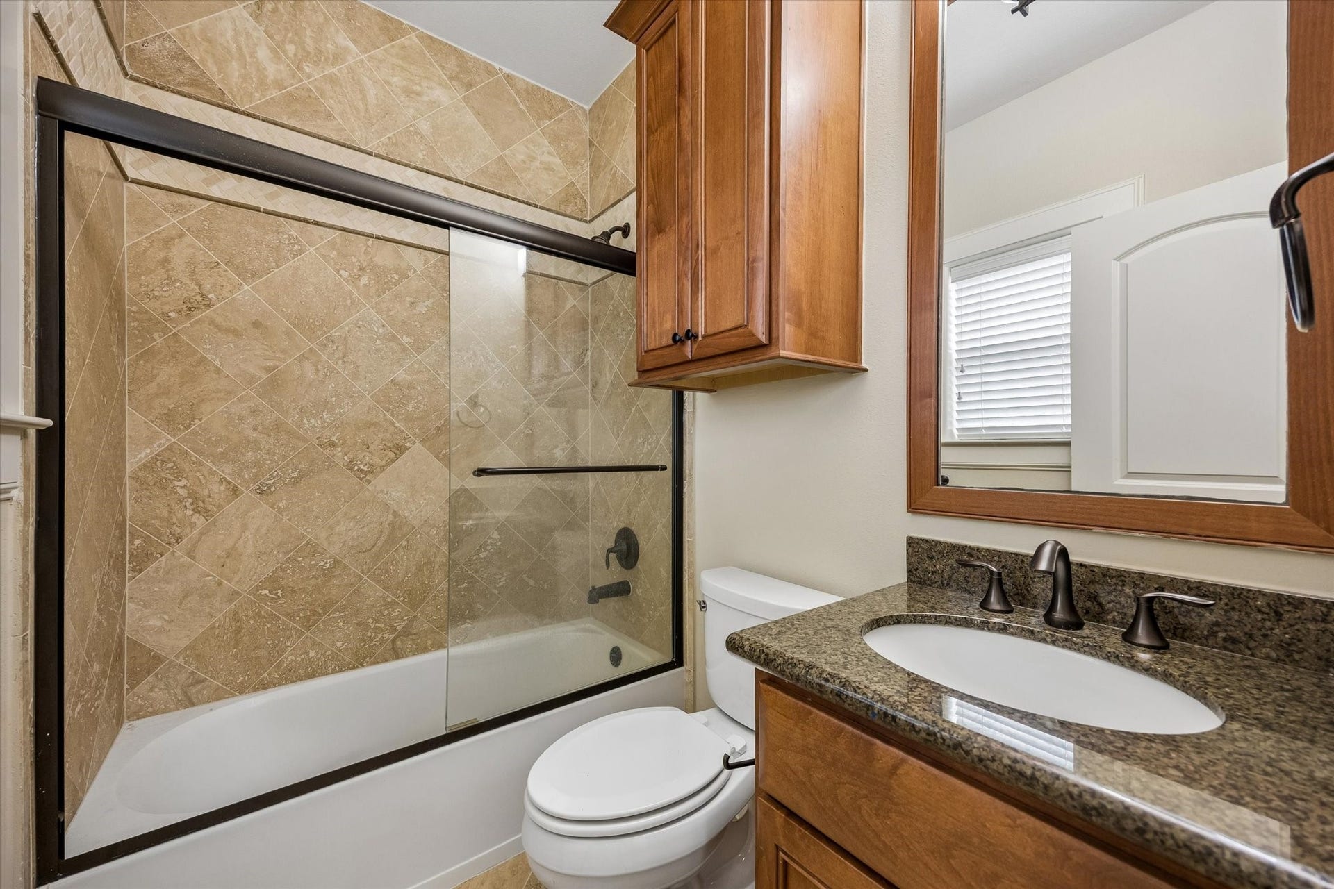 1112 Peveto Street, #C, Houston, TX 77019 The en suite bathroom.