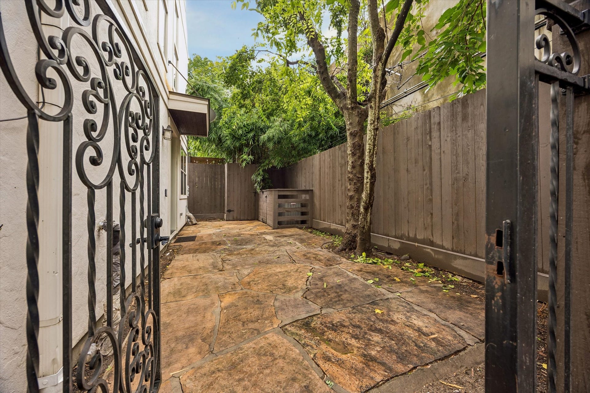 1112 Peveto Street, #C, Houston, TX 77019 This unit is walking distance to Whole Foods and minutes from River Oaks shopping center.