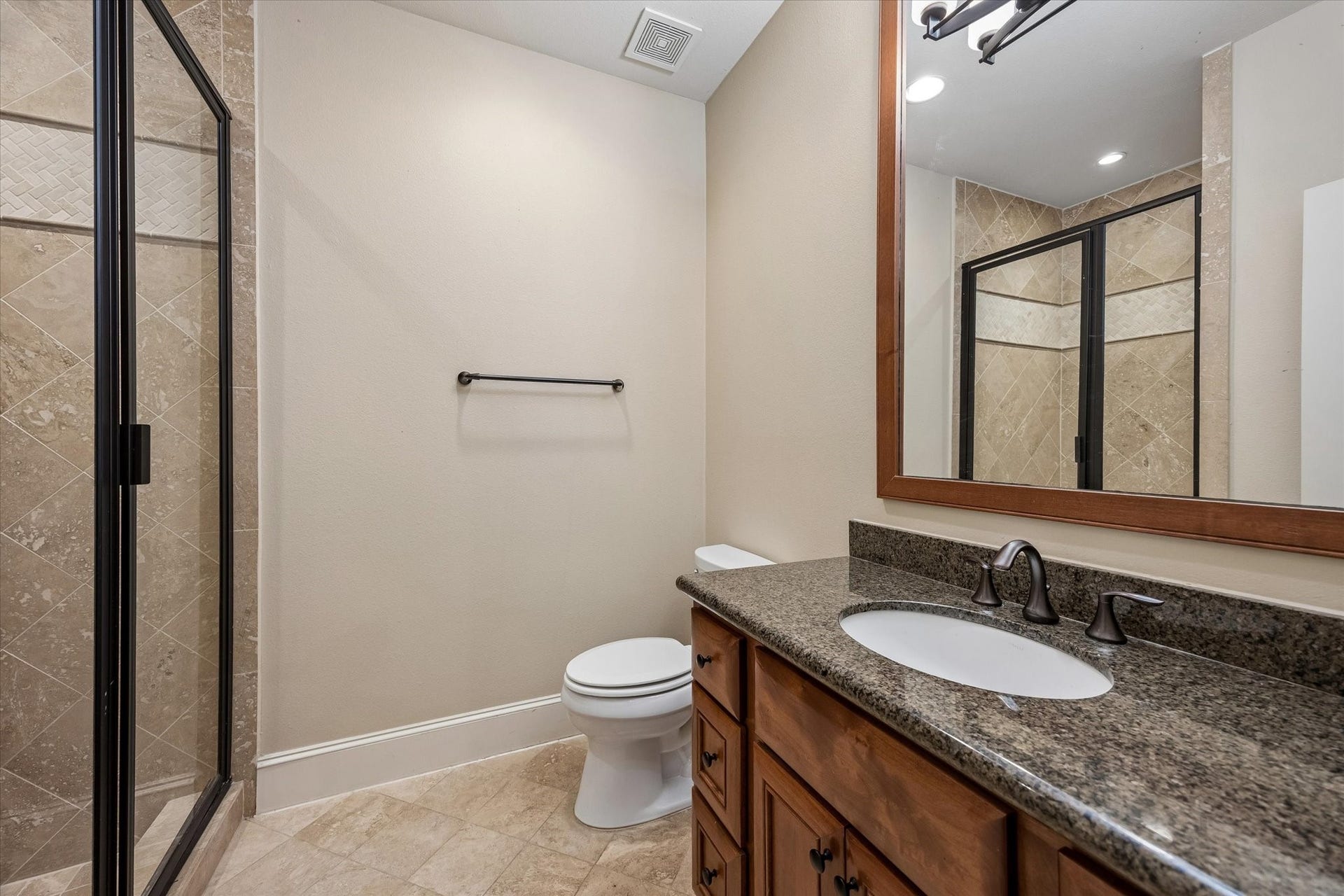 1112 Peveto Street, #C, Houston, TX 77019 The en suite bathroom for the first-floor bedroom.