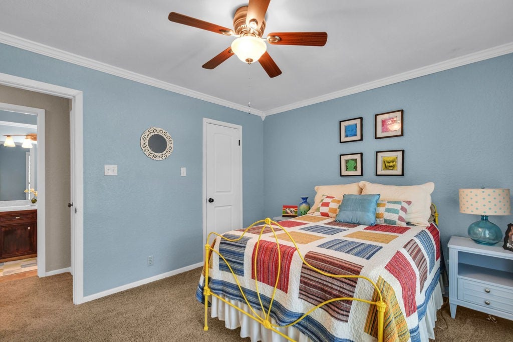 131 Frostwood Drive, Lake Jackson, TX 77566 Another view-located directly across from the secondary bathroom