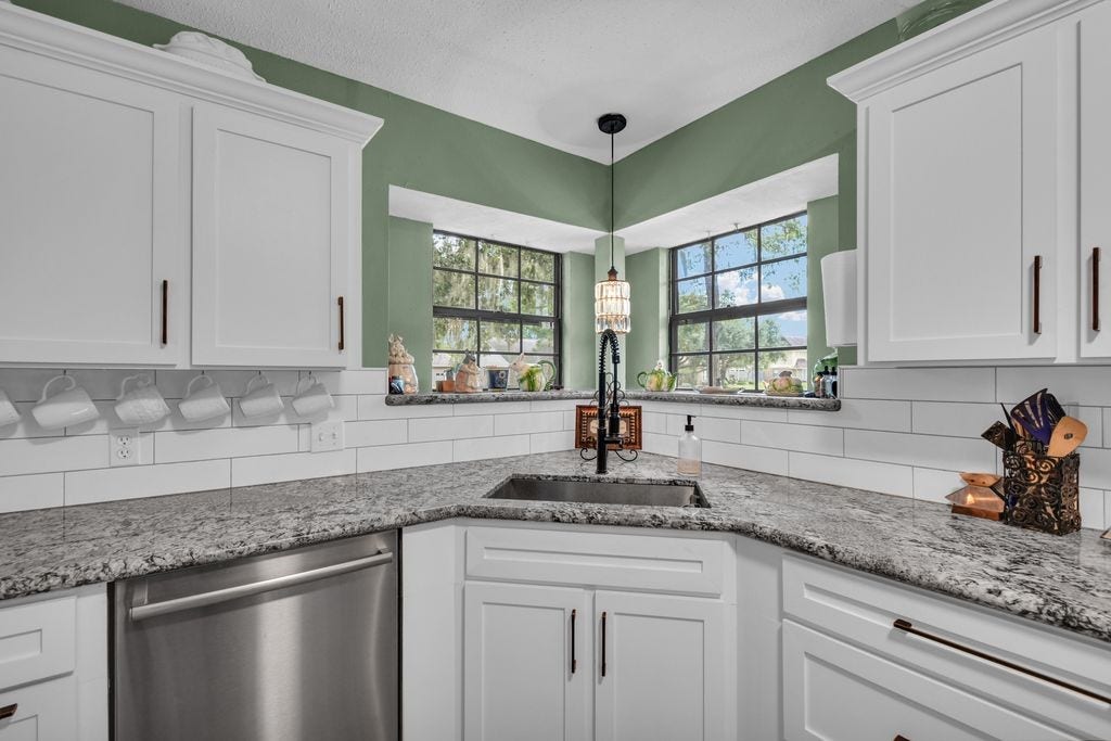 131 Frostwood Drive, Lake Jackson, TX 77566 Perfectly placed sink in front of the corner window sill. Enjoy the view while cooking or washing dishes!