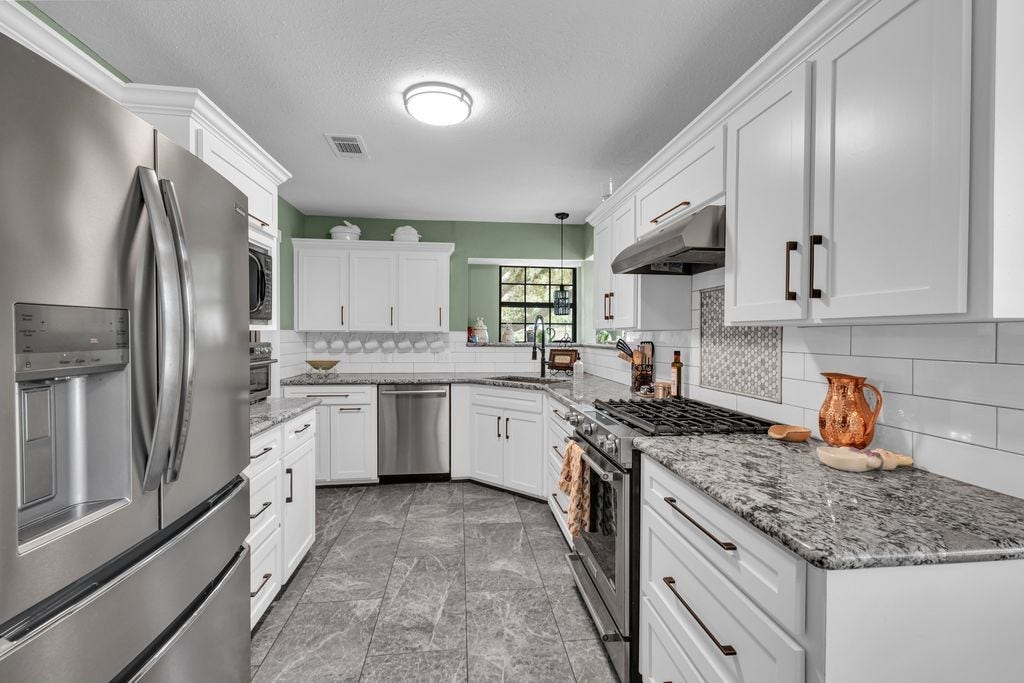 131 Frostwood Drive, Lake Jackson, TX 77566 Updated kitchen with granite countertops, soft closing upper cabinets and pull out pots and pans drawers