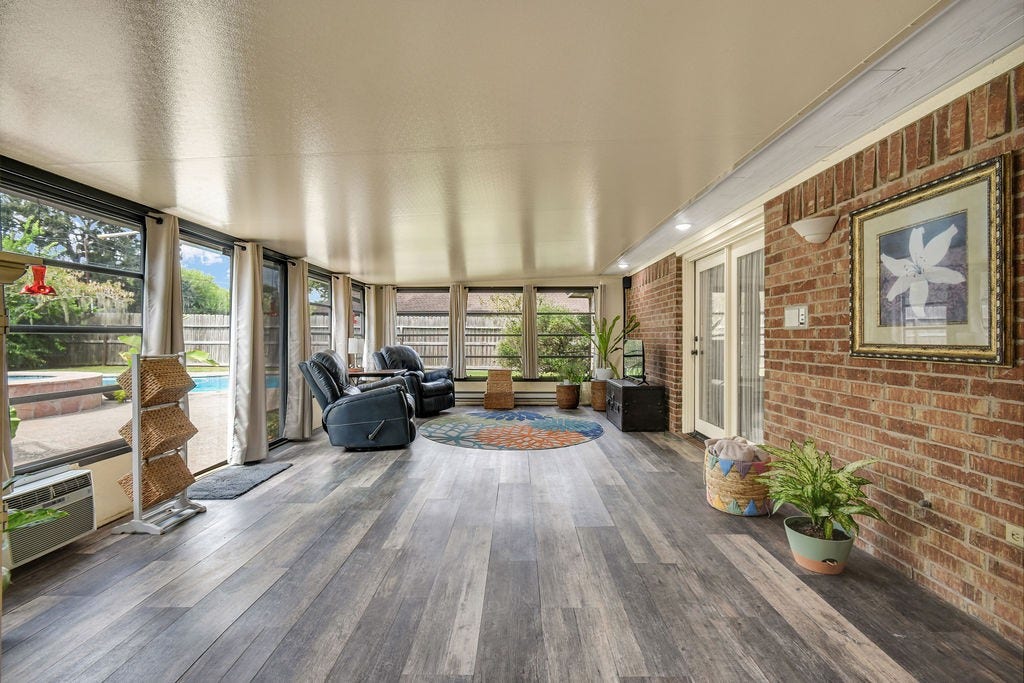131 Frostwood Drive, Lake Jackson, TX 77566 Sunroom/Flex room provides additional living space