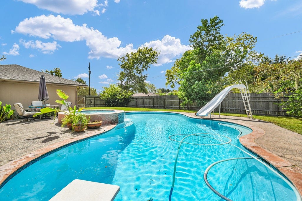 131 Frostwood Drive, Lake Jackson, TX 77566 Expansive back yard with additional concrete patio