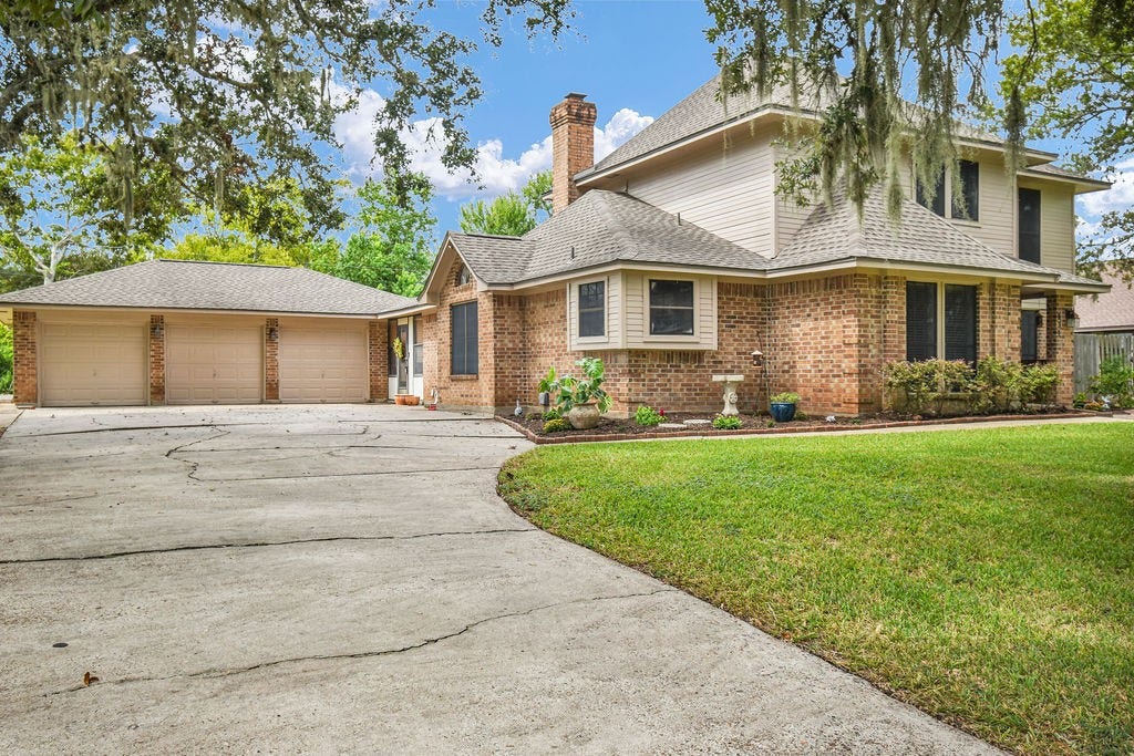 131 Frostwood Drive, Lake Jackson, TX 77566 3 Car Garage