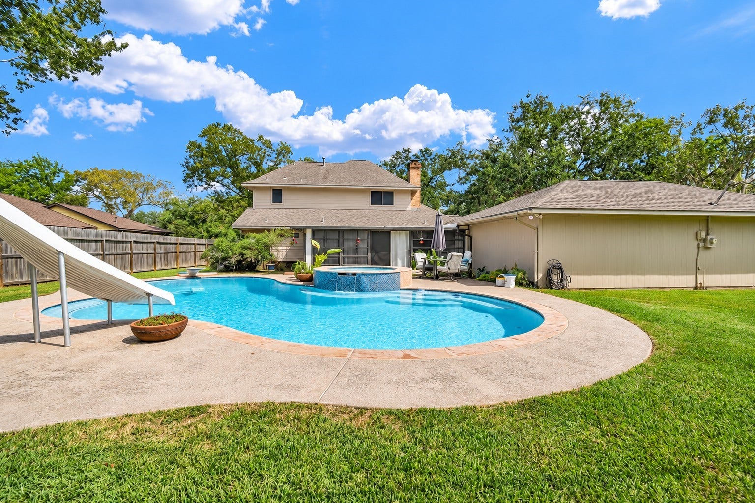 131 Frostwood Drive, Lake Jackson, TX 77566 Beautiful pool with new plaster, heater and pool pump