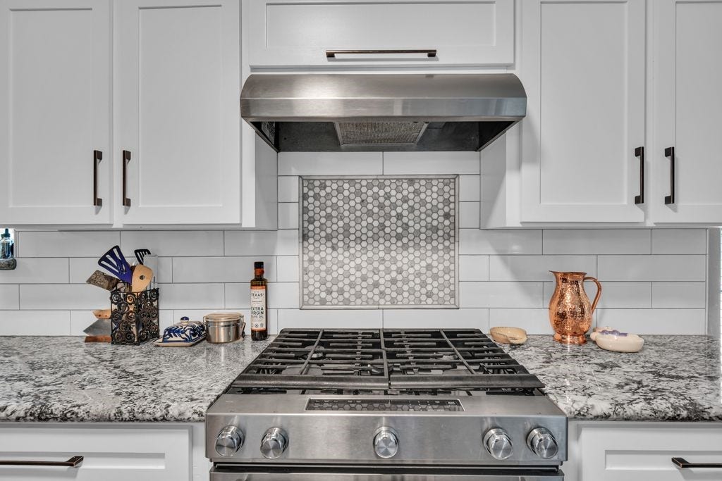 131 Frostwood Drive, Lake Jackson, TX 77566 5 burner gas range. Look at the cute accent above the stove top.