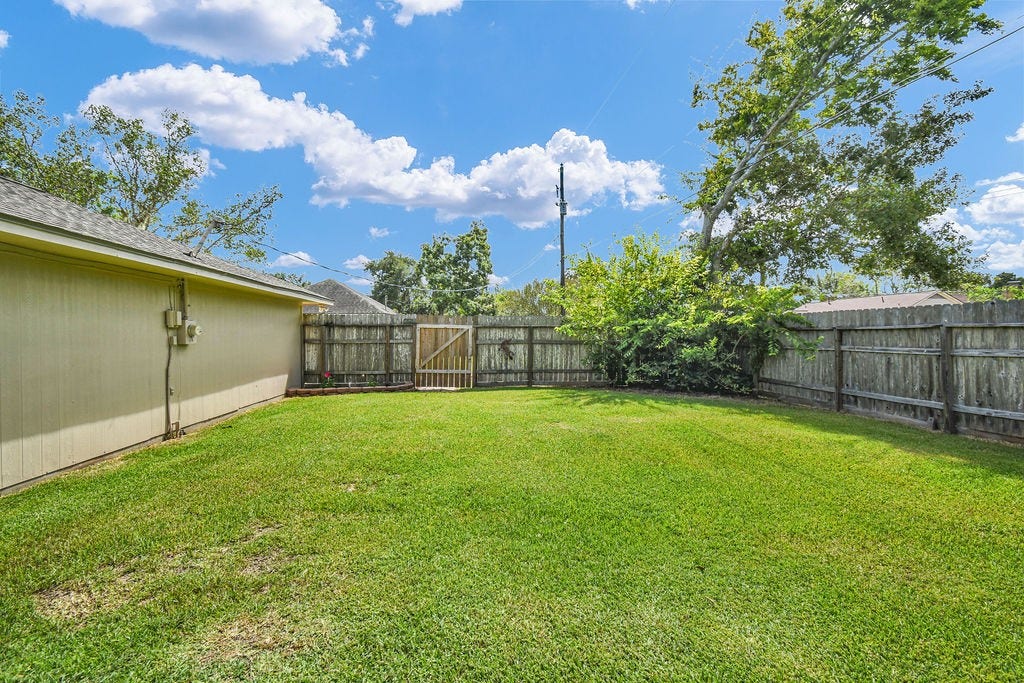 131 Frostwood Drive, Lake Jackson, TX 77566 Huge yard for your garden or more entertainment area. Perfect for summer cookouts