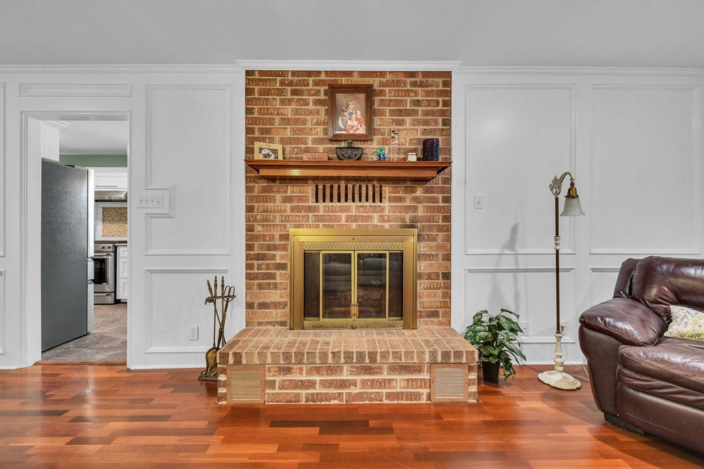 131 Frostwood Drive, Lake Jackson, TX 77566 Warm up with the brick fireplace on those cool evenings