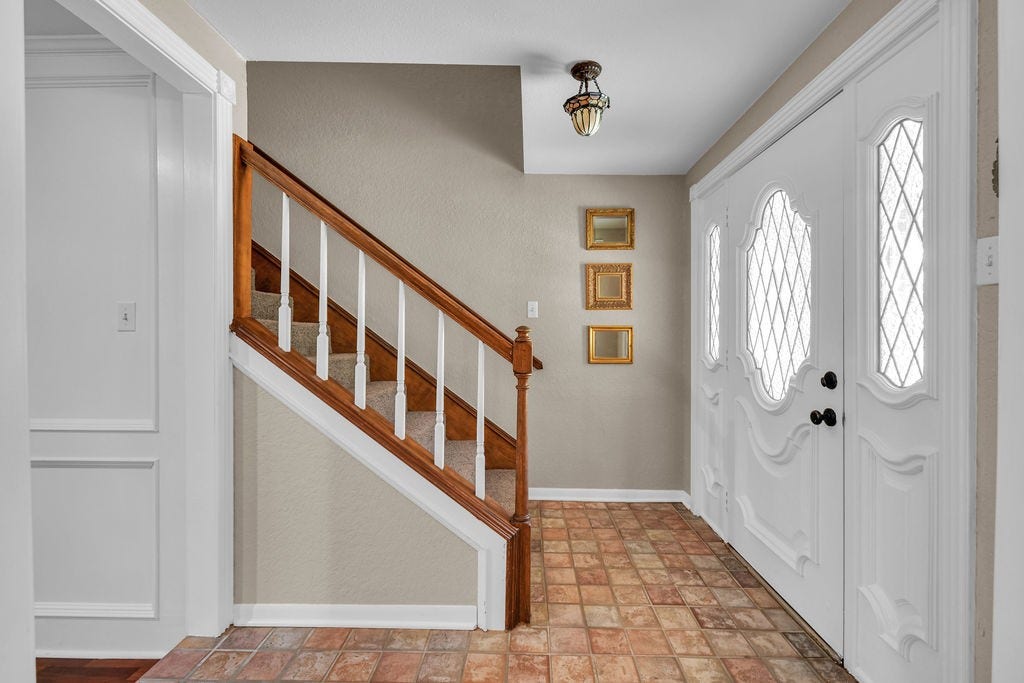 131 Frostwood Drive, Lake Jackson, TX 77566 Front Entry