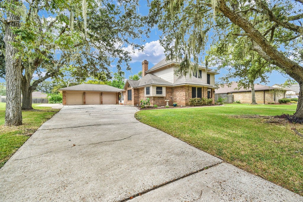 131 Frostwood Drive, Lake Jackson, TX 77566 Expansive lot