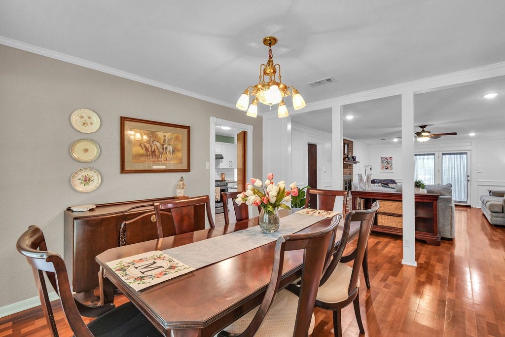 131 Frostwood Drive, Lake Jackson, TX 77566 Beautiful formal dining room