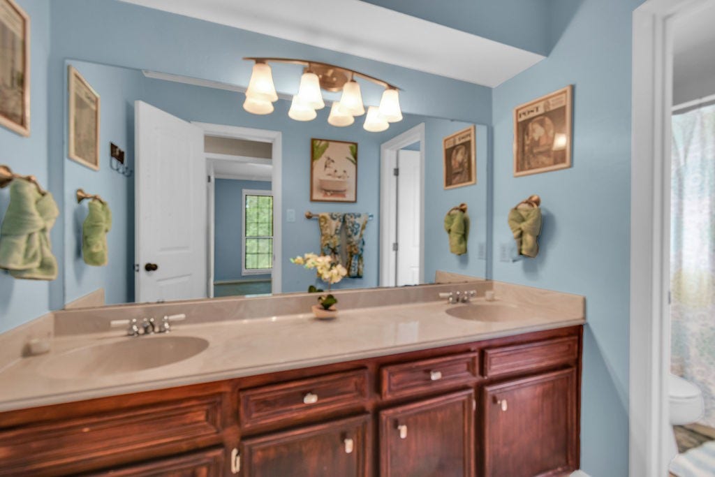131 Frostwood Drive, Lake Jackson, TX 77566 Double vanities in the upstairs bathroom