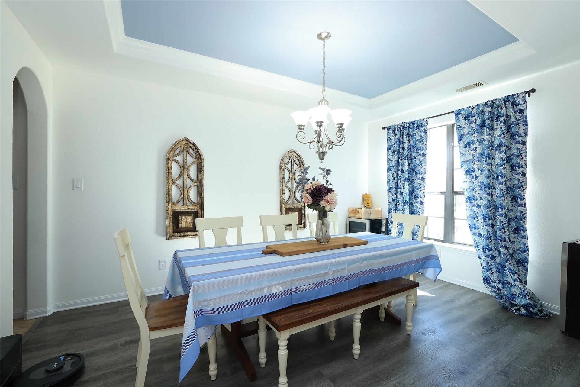 20811 Noble Crusade Court, Tomball, TX 77375 Butlers pantry to the left leading to the kitchen and garage