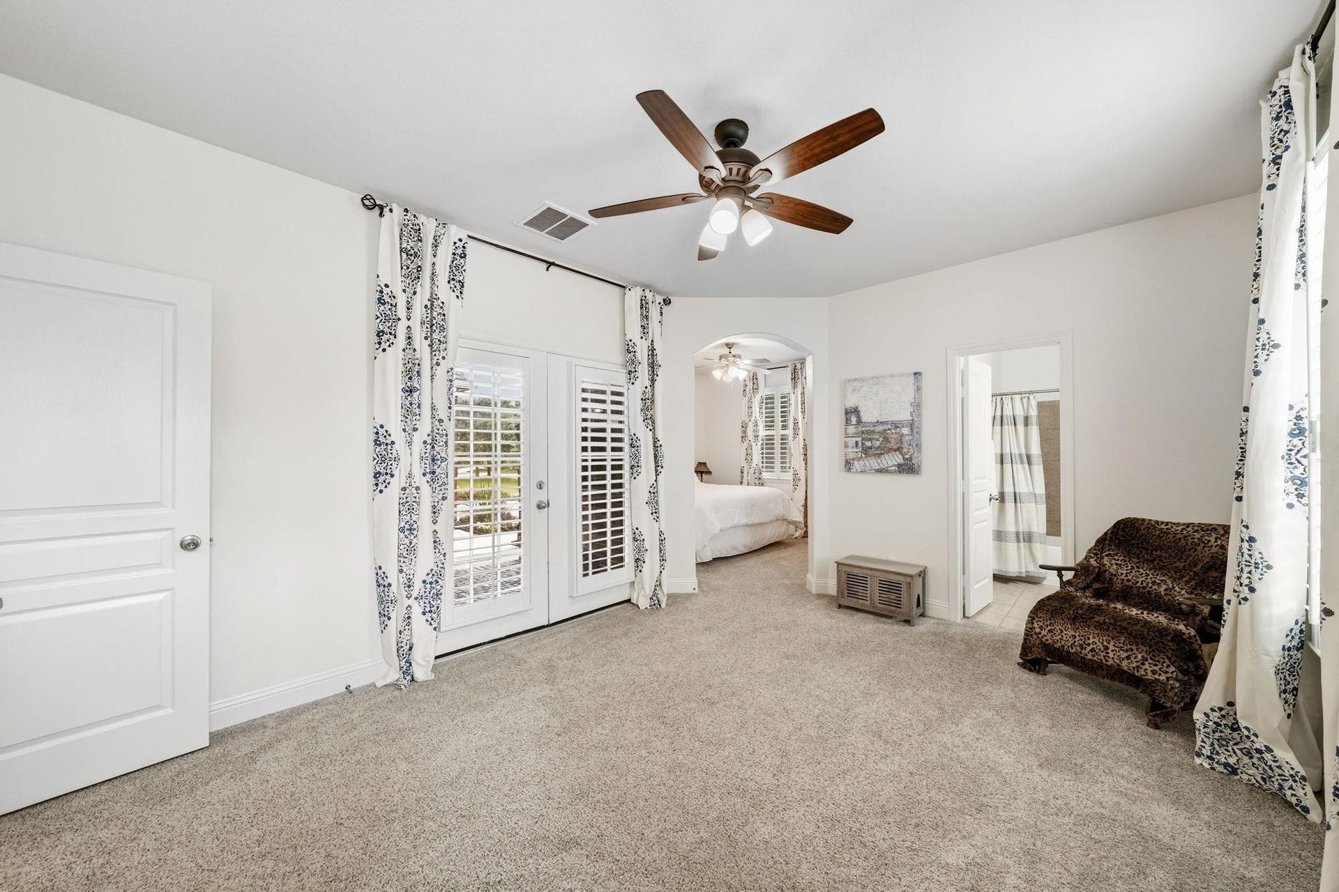 17610 Strackfield Lane, Tomball, TX 77377 Designed for both comfort and independence, the suites living room provides a cozy setting where guests can enjoy their own private sanctuary. This is also the perfect room for your mother-in-law or nanny.