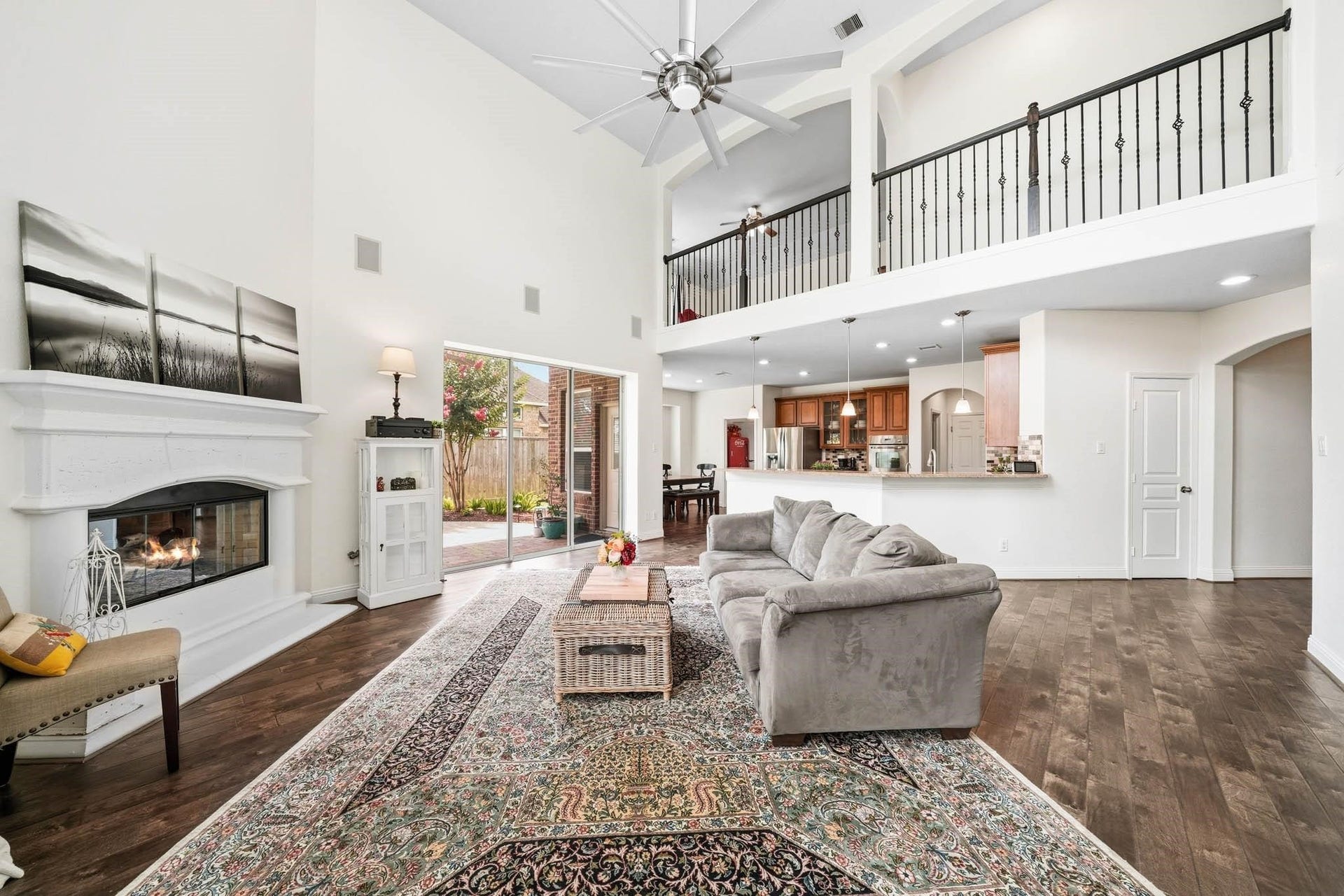 17610 Strackfield Lane, Tomball, TX 77377 Sophisticated yet inviting, this living space pairs a stunning cast stone fireplace with a nine-foot wide sliding patio door for seamless indoor-outdoor enjoyment. Built-in speakers provide 5.1 surround sound and the family room opens to the kitchen and breakfast room.