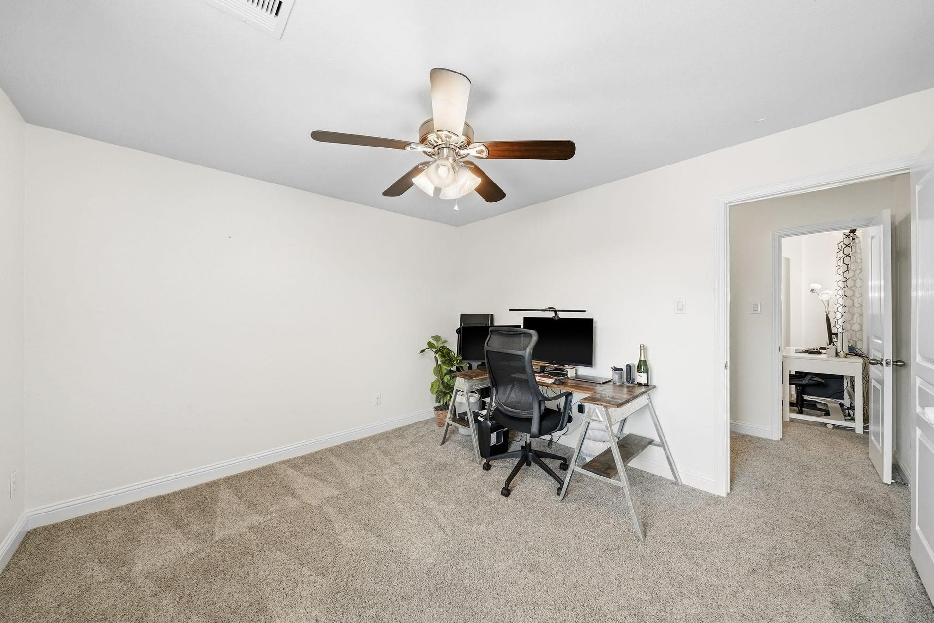 17610 Strackfield Lane, Tomball, TX 77377 Hidden away for added privacy, this flexible room offers a comfortable and inviting space that can easily adapt to your lifestyle, whether as a study, fitness room, library or personal lounge.