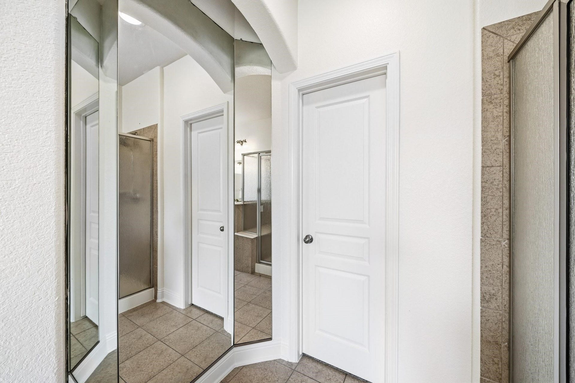 17610 Strackfield Lane, Tomball, TX 77377 Full-length mirrors enhance the sense of space and light, adding an elegant touch to the primary bath.