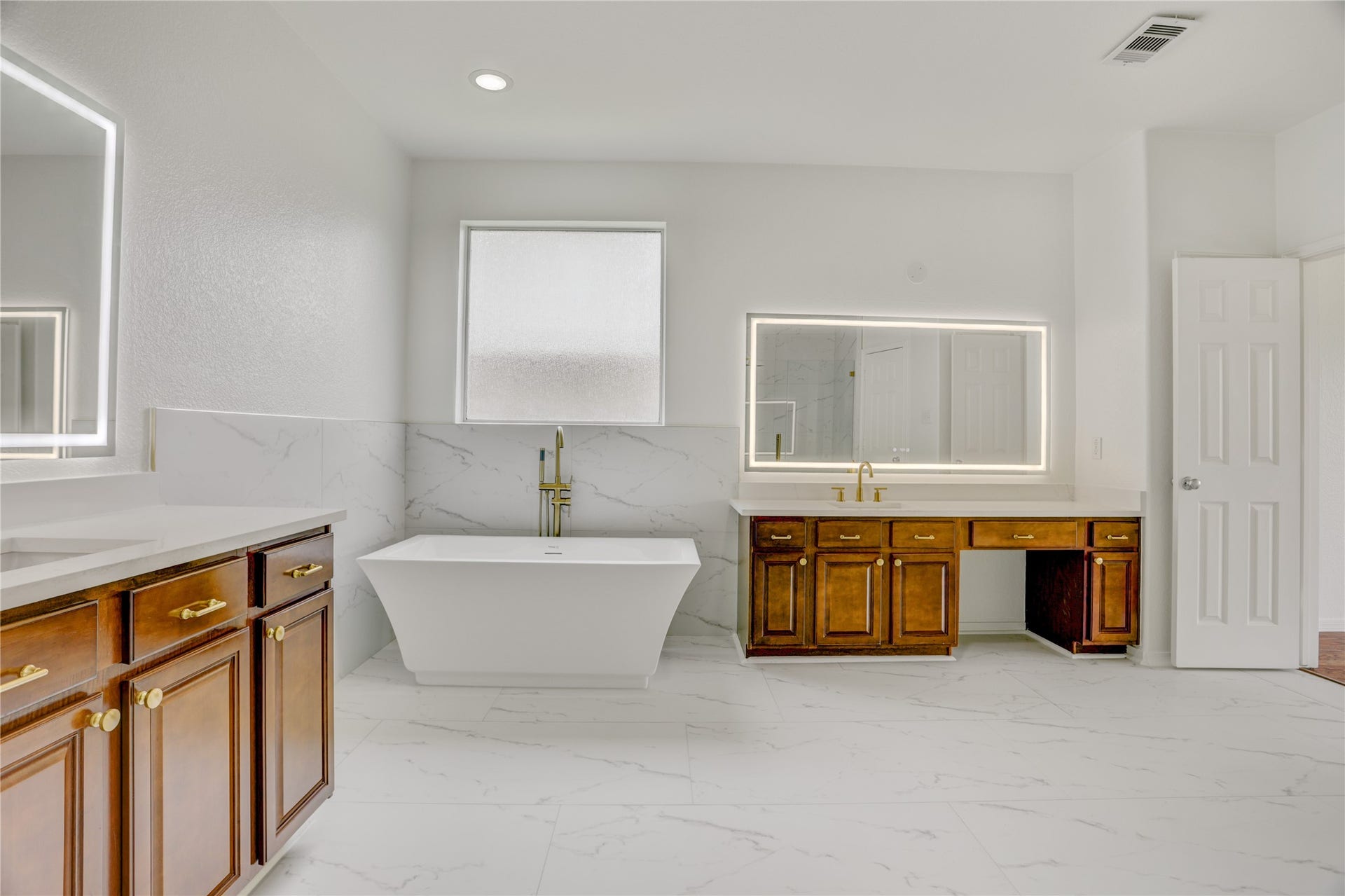 1728 Pampas Trail Drive, Friendswood, TX 77546 Primary Bathroom - 2 Vanities and Soaking Tub