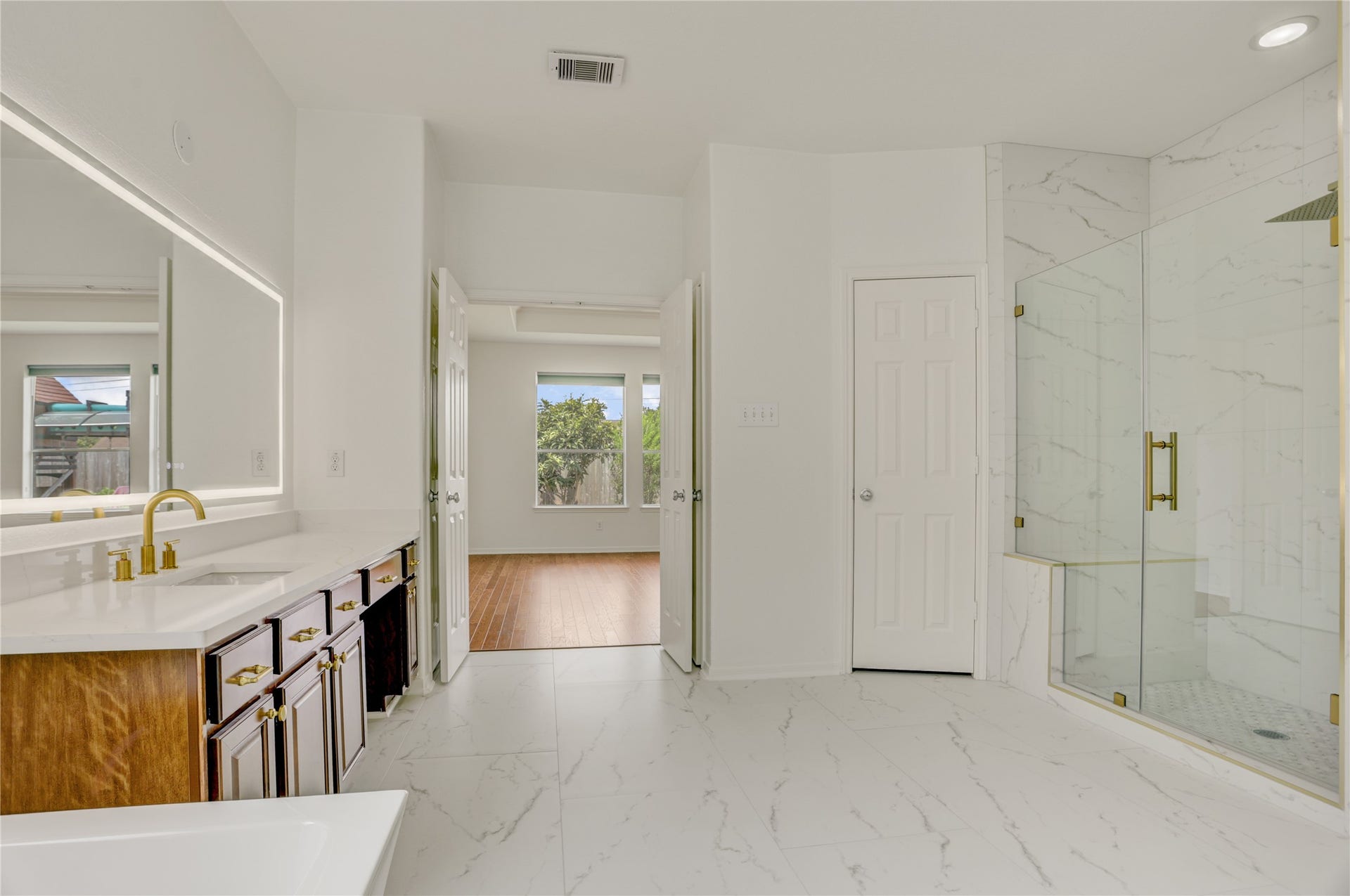 1728 Pampas Trail Drive, Friendswood, TX 77546 Primary Bathroom With A Large Shower, 2 vanities And Soaking Tub