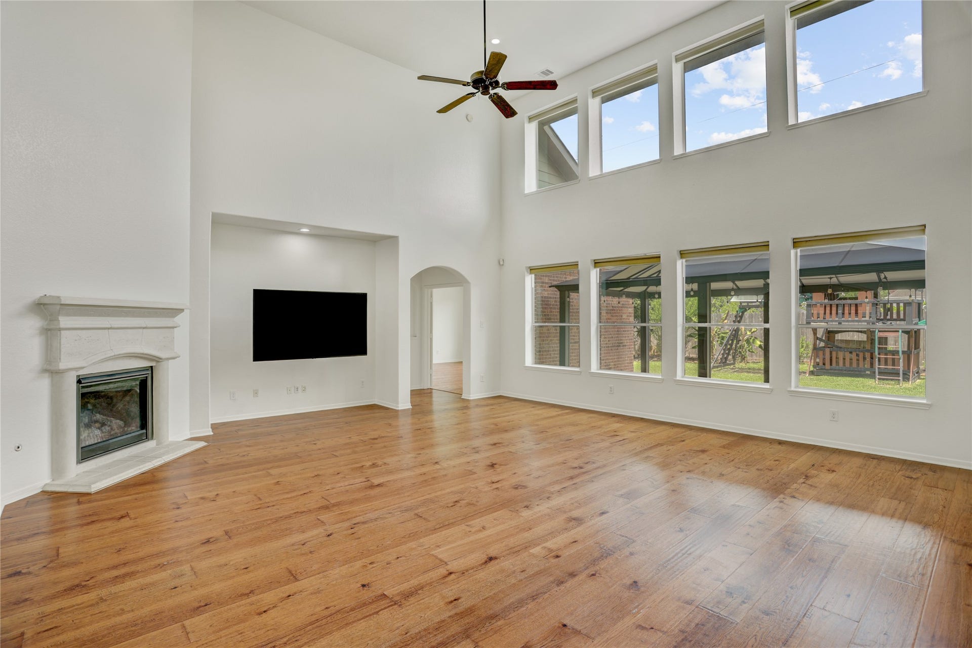 1728 Pampas Trail Drive, Friendswood, TX 77546 Spacious Living Room