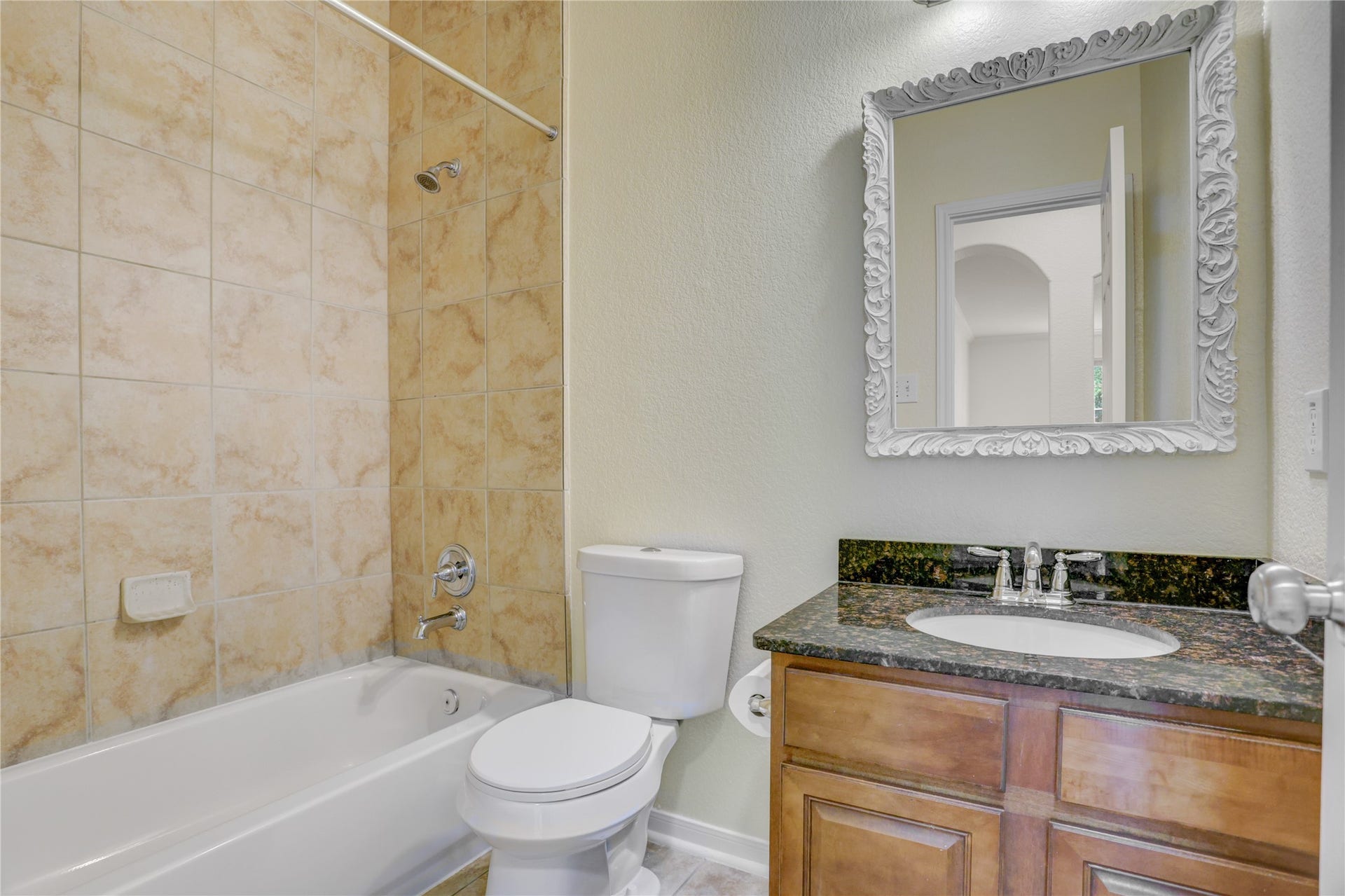 1728 Pampas Trail Drive, Friendswood, TX 77546 Secondary Bathroom