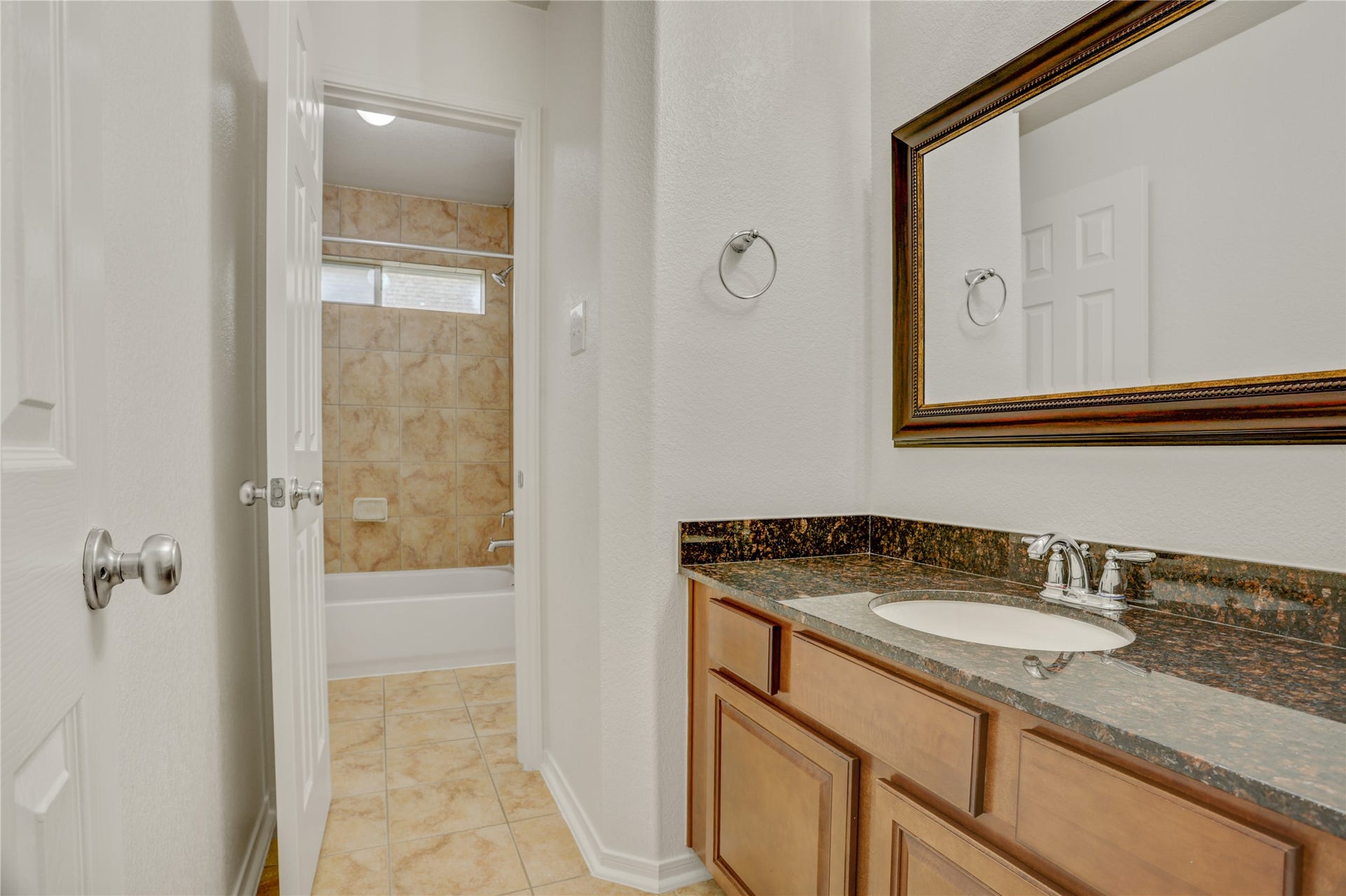1728 Pampas Trail Drive, Friendswood, TX 77546 Secondary Bathroom