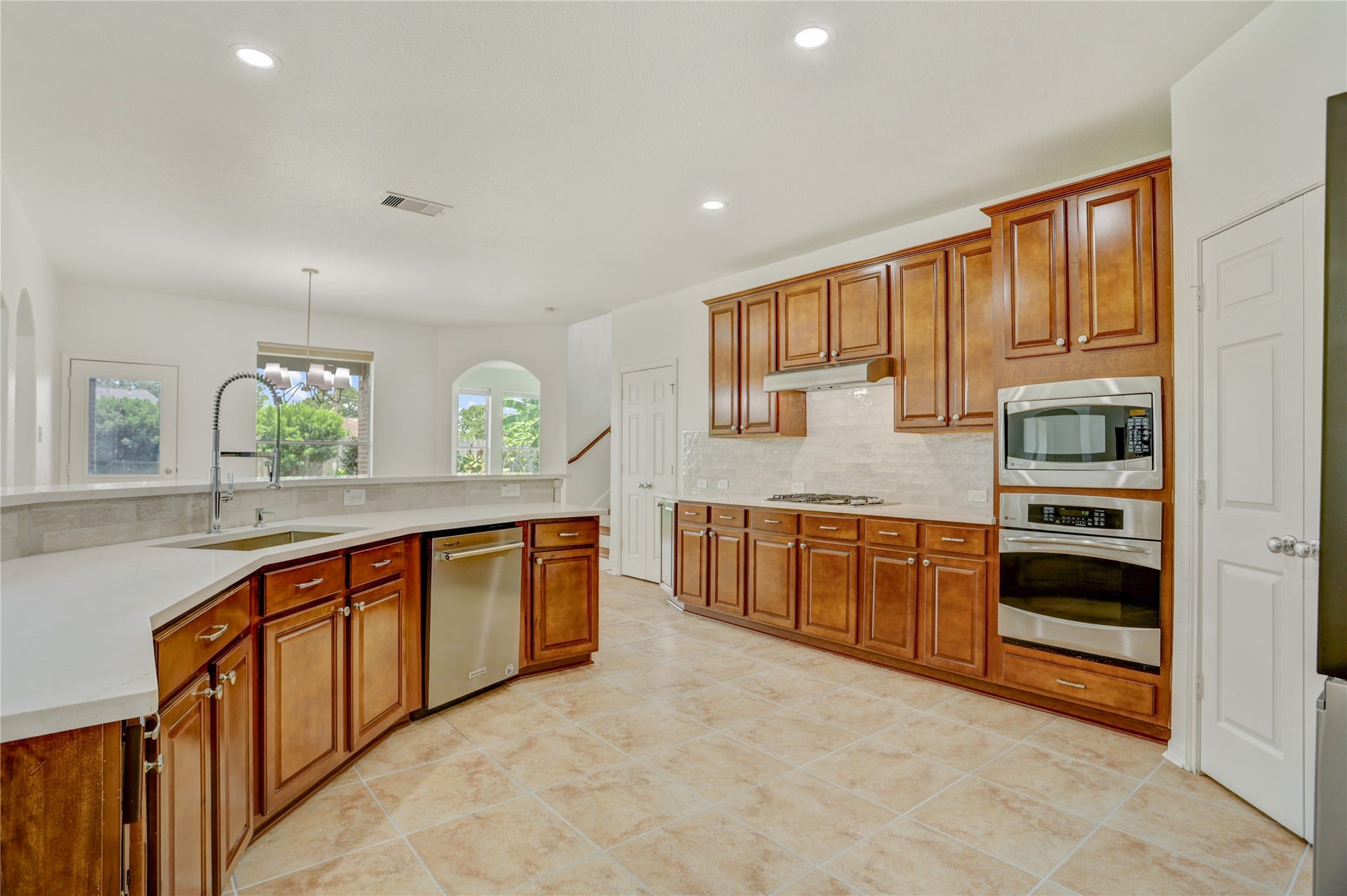 1728 Pampas Trail Drive, Friendswood, TX 77546 Light & Bright Kitchen