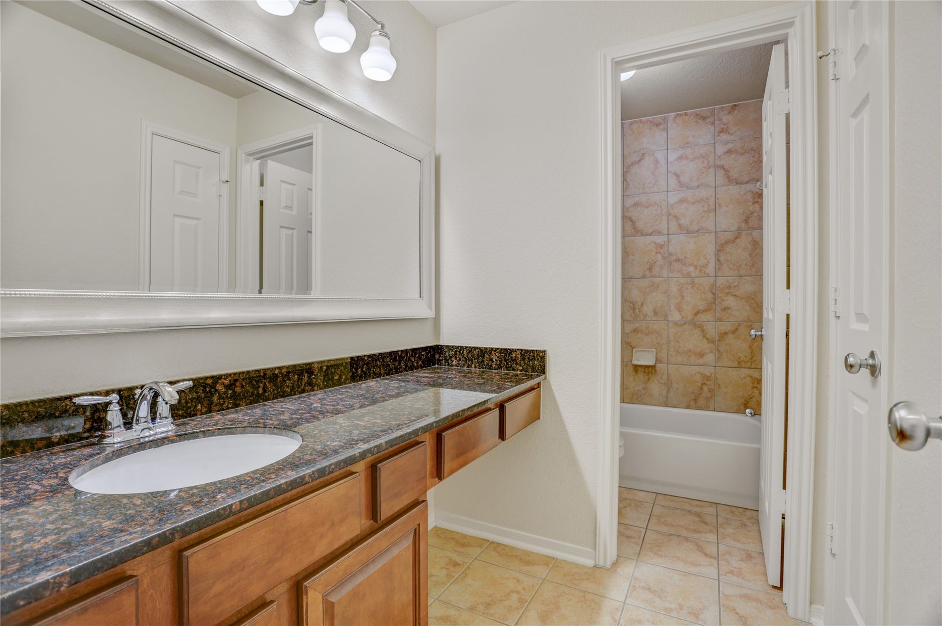 1728 Pampas Trail Drive, Friendswood, TX 77546 Secondary Bathroom