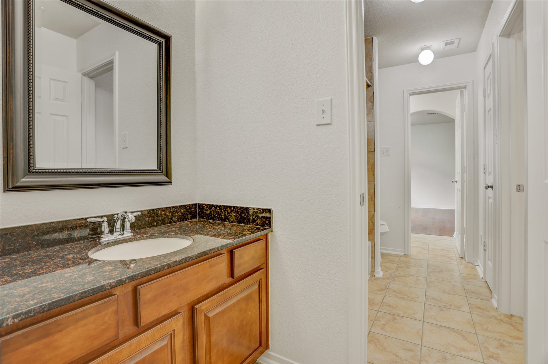 1728 Pampas Trail Drive, Friendswood, TX 77546 Secondary Bathroom