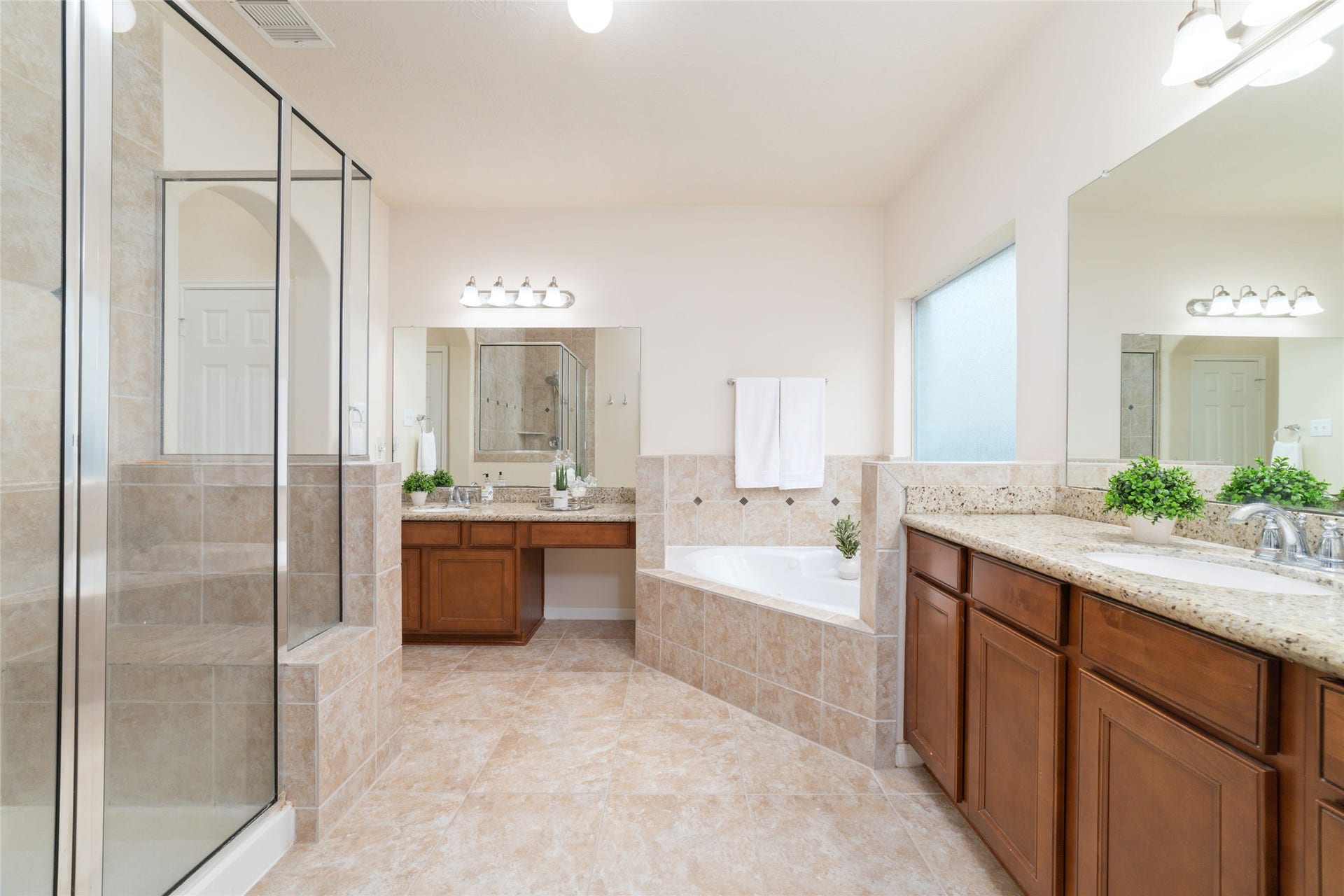 14422 Lakepointe Bend Lane, Cypress, TX 77429 The luxurious primary en-suite bath features separate vanities, a soaking/jetted tub and an oversized, separate shower.