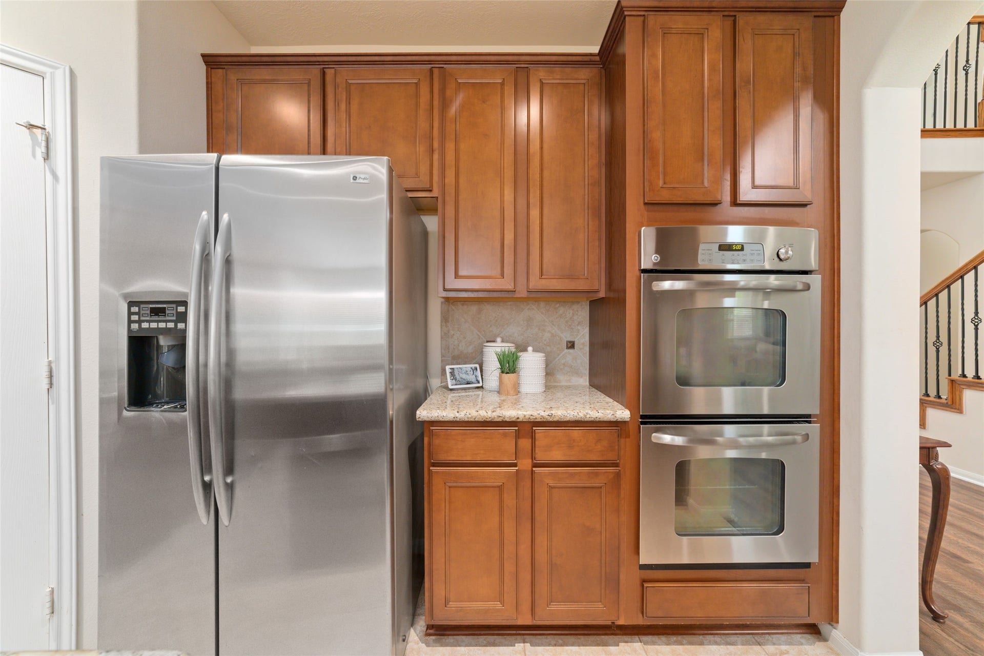 14422 Lakepointe Bend Lane, Cypress, TX 77429 Everyone loves having the convenience of double ovens!
