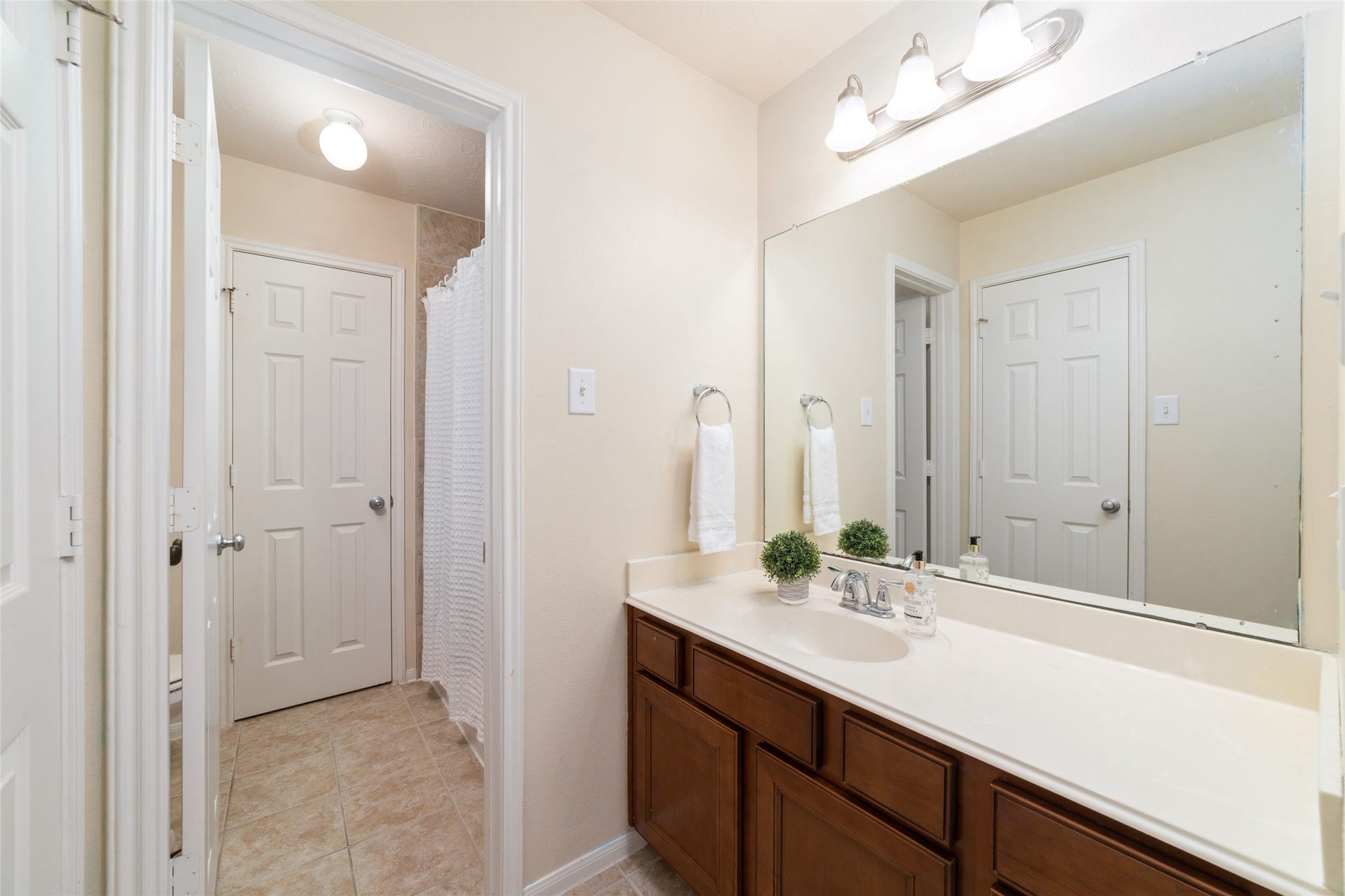 14422 Lakepointe Bend Lane, Cypress, TX 77429 The first upstairs bathroom.