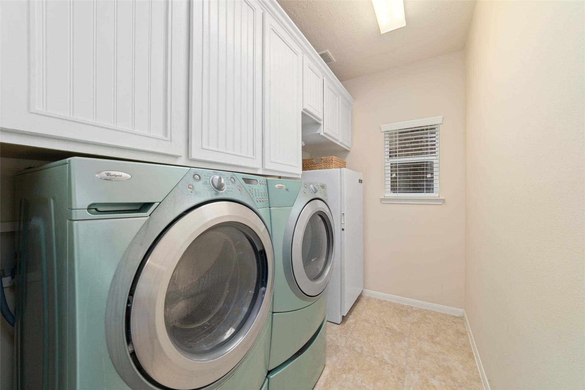 14422 Lakepointe Bend Lane, Cypress, TX 77429 Large laundry room with plenty of upper cabinet storage space.