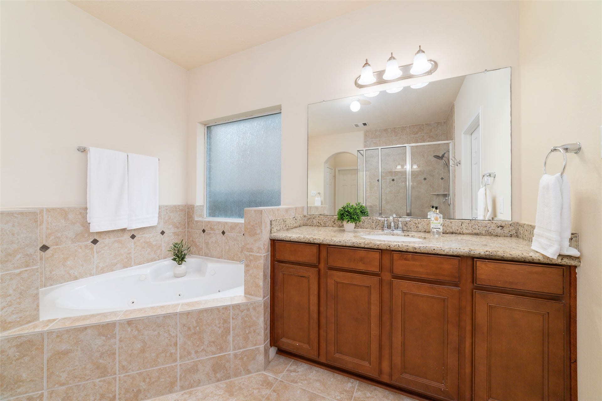14422 Lakepointe Bend Lane, Cypress, TX 77429 The spa-like bathroom also features a separate soaking/jetted tub.