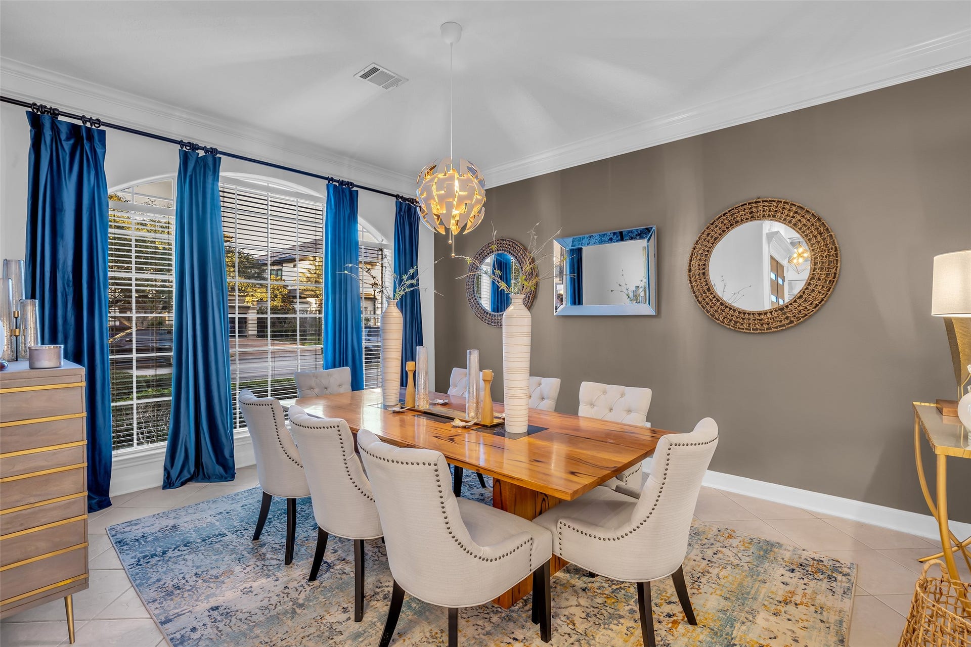 19023 Windsor Lakes Drive, Houston, TX 77094 To the left of the entrance is the formal dining room. A dry bar area is also located near the dining room and kitchen.