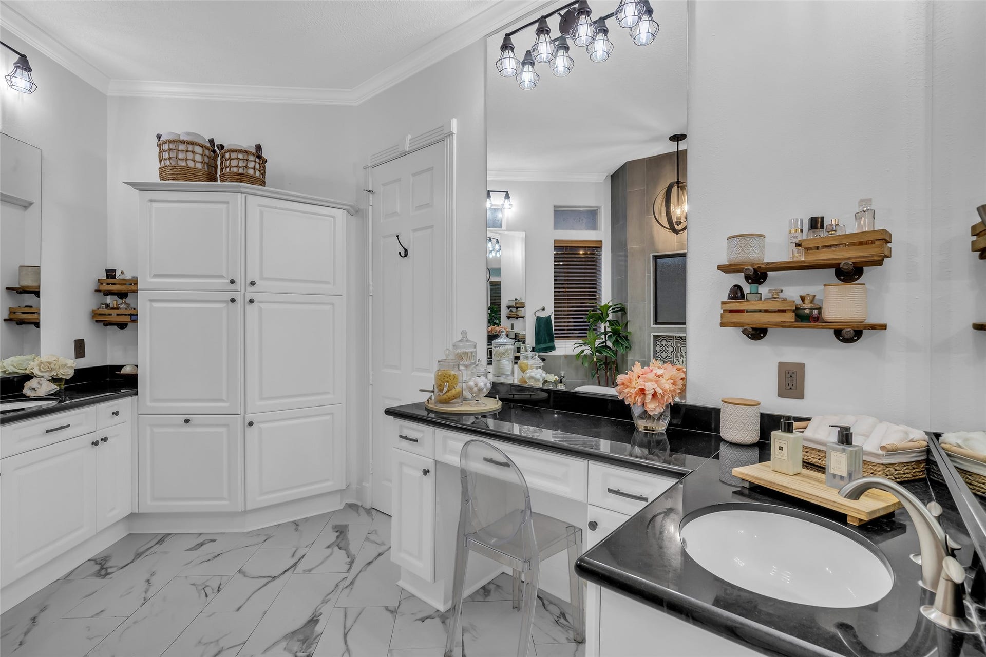 19023 Windsor Lakes Drive, Houston, TX 77094 Double vanities and an abundance of storage in the primary bathroom.