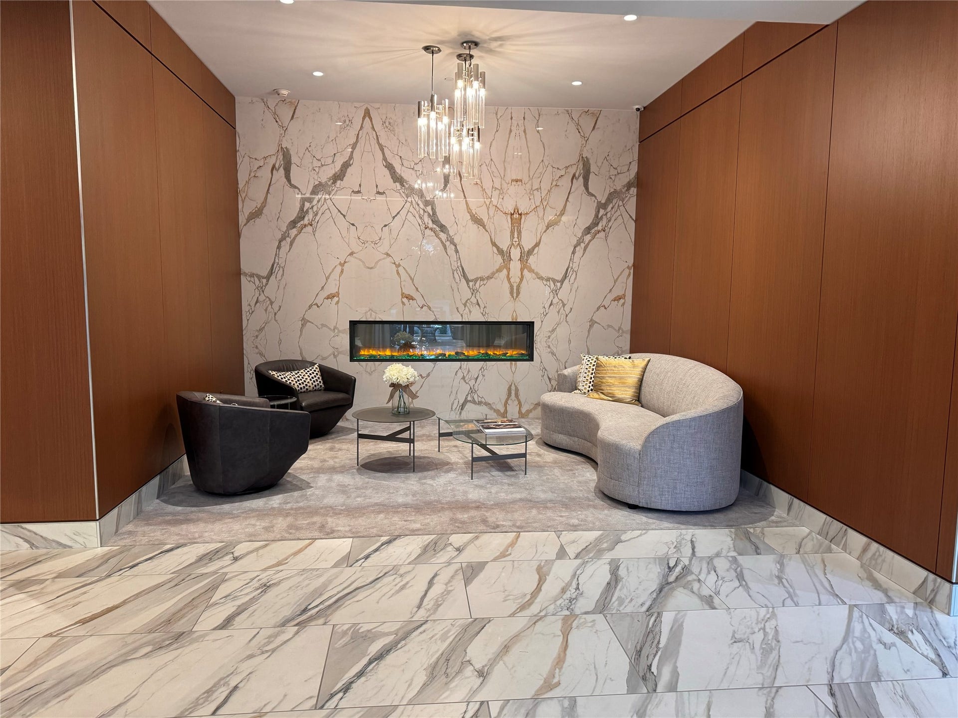 3333 Allen Parkway, #3003, Houston, TX 77019 Relax in the recently remodeled modern lobby with electric fireplace.