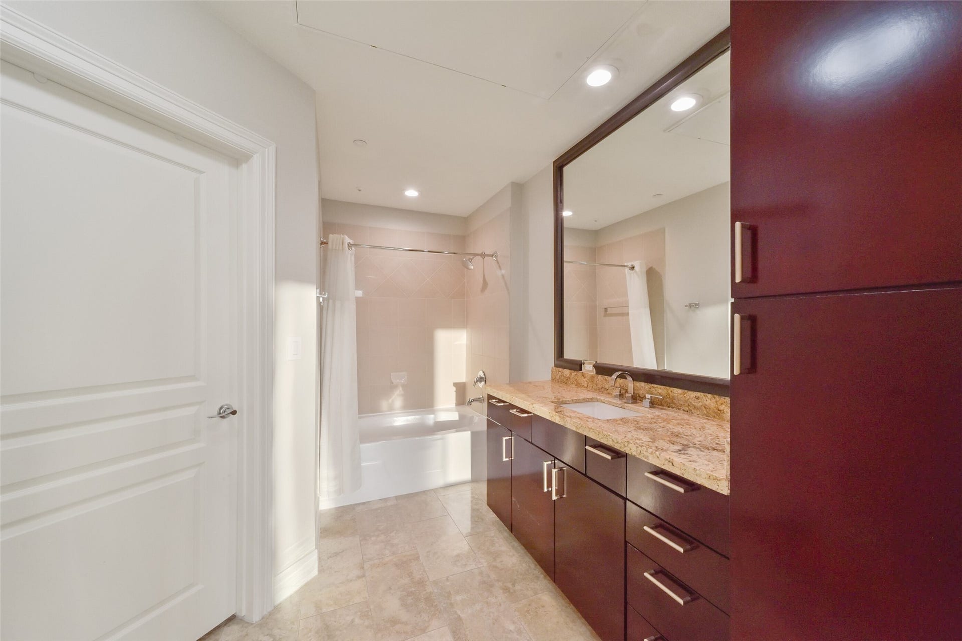 3333 Allen Parkway, #3003, Houston, TX 77019 Spacious ensuite bath with generous closet.
