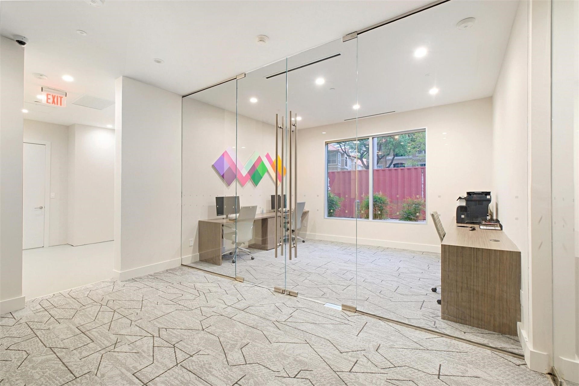3333 Allen Parkway, #3003, Houston, TX 77019 Sleek business center provides additional workspace with contemporary allure.