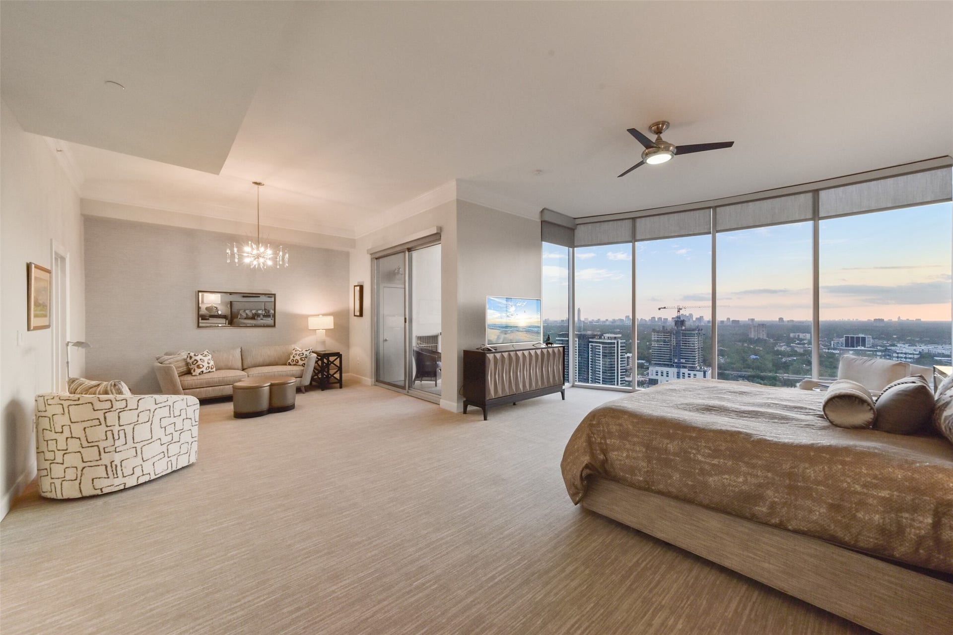 3333 Allen Parkway, #3003, Houston, TX 77019 The upstairs primary bedroom currently accommodates a king-size bed and includes a ceiling fan along with a stunning fixture in the seating area.
