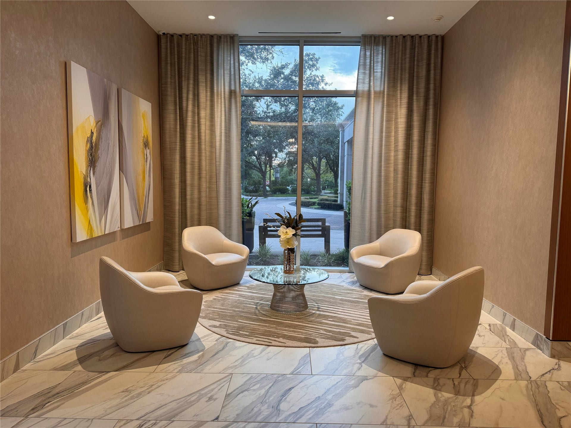 3333 Allen Parkway, #3003, Houston, TX 77019 Another comfortable seating area in the lobby.