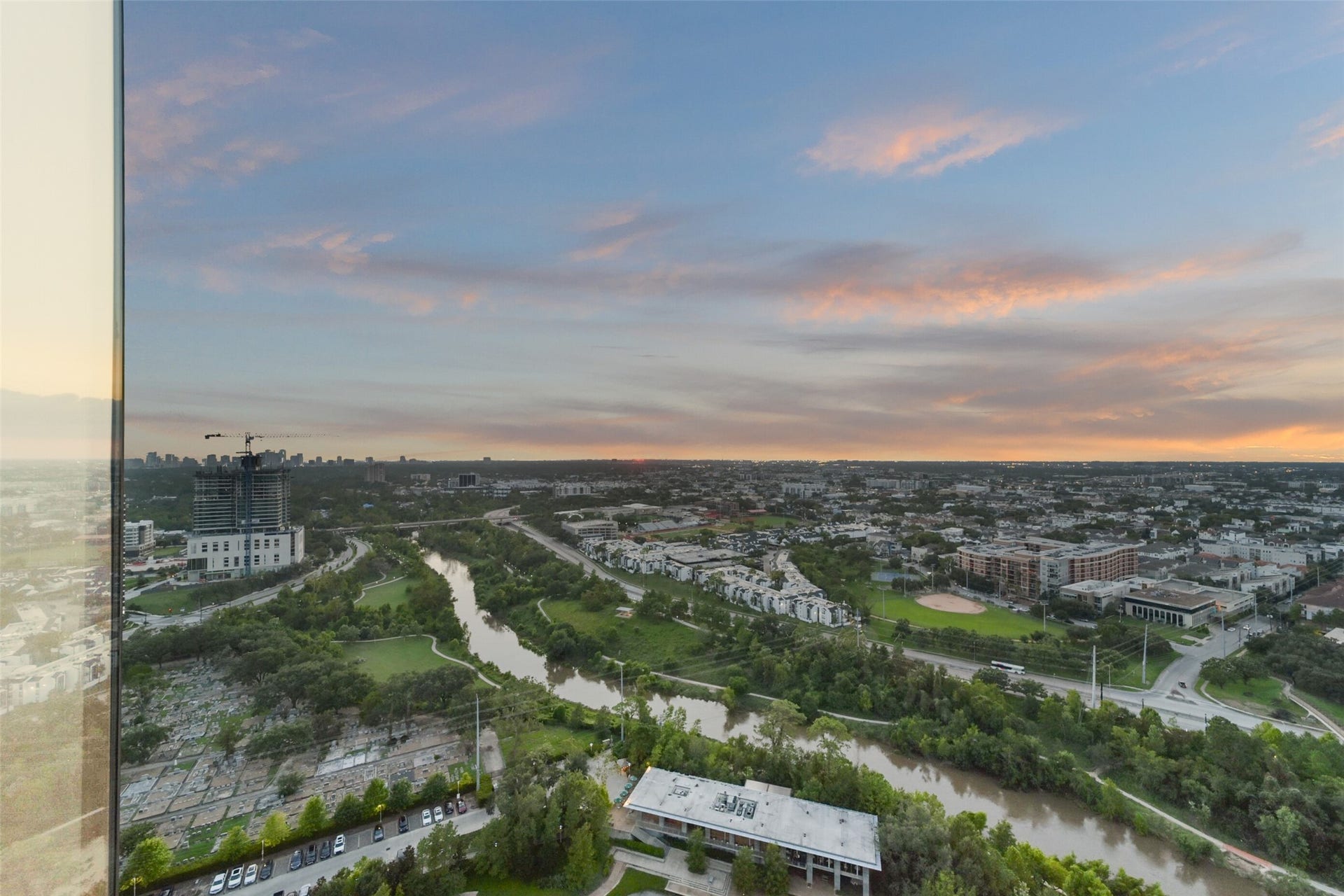 3333 Allen Parkway, #3003, Houston, TX 77019 You will not want to miss a sunset from this unit!