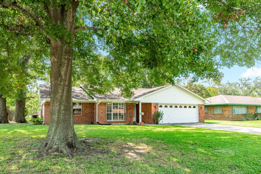 Property photo for 232 Wayne Dr, Clute, TX